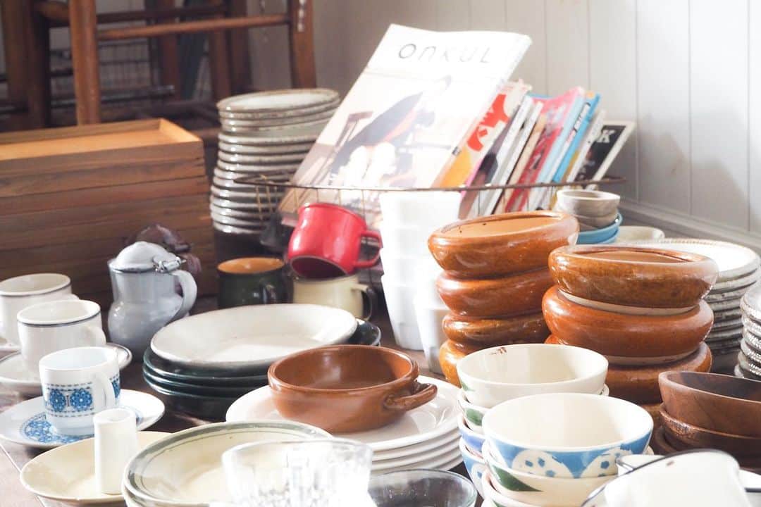 maruku. café さんのインスタグラム写真 - (maruku. café Instagram)「【蚤の市のお知らせ】﻿ ﻿ 2020.7.8 wed﻿ ﻿ こんばんは。﻿ maruku.cafeです。﻿ ﻿ 来る7/12(日)は﻿ 「maruku.cafe蚤の市」の日です。﻿ ﻿ マルクで使用した食器や雑貨など﻿ 愛着のあるお品ばかりです。 大切に使って下さる方にお譲りできると嬉しいです＊。 ﻿ 写真は出品予定のもの。﻿ テイクフリーのお品もあります。﻿ ﻿ ぜひお気軽にお立ち寄り下さい◎﻿ ﻿ 今日整理をしてみましたが﻿ 思った以上に食器や雑貨がたくさんありました😳﻿ ﻿ 皆様に気に入って頂けると嬉しいです＊。﻿ ﻿ ﻿ ー詳細ー﻿ 「maruku.cafe蚤の市」﻿ 日程　2020.7.12(日)﻿ 時間　11:30-18:00ごろ(無くなり次第終了)﻿ ＊混雑緩和のため、ご入店人数を制限させて頂く場合がございます。﻿ また、体調管理をなされた上で、マスク着用をお願い致します。﻿ ＊梱包材、袋は数に限りがあるため﻿ お持ち帰り用バッグのご持参をお勧め致します。﻿ ＊当日のご飲食の提供はお休み致します。」7月8日 18時28分 - marukucafe
