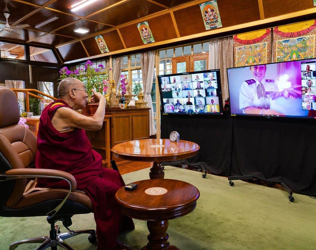 ダライ・ラマ14世のインスタグラム：「As a Metropolitan Police Officer in London holds up a cake she’s baked for his 85th birthday for him to see, HHDL smiling broadly, makes a gesture of eating and enjoying it at the end of their online interactive session from his residence in Dharamsala, HP, India on July 8, 2020. Photo by Ven Tenzin Jamphel #dalailama」