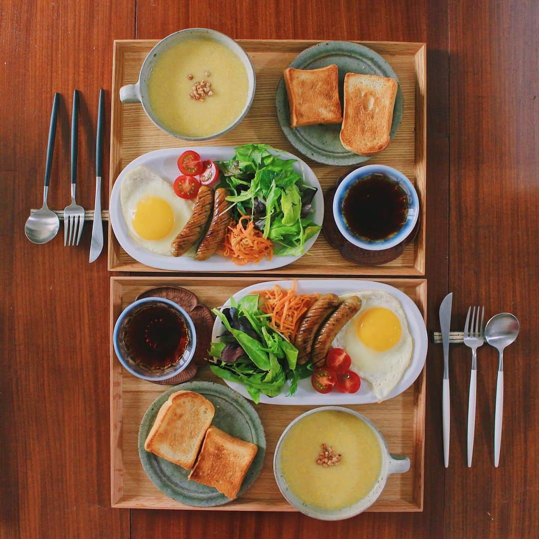 Kaori from Japanese Kitchenさんのインスタグラム写真 - (Kaori from Japanese KitchenInstagram)「パンとスープと定番おかずで洋風朝ごはん。 ・ こんにちは。 今日の朝昼ごはん。 365日のパン2種にコーンスープ、 目玉焼き、サラダ、無塩せきウインナーで 定番のスタイルでした。 コーンスープは薬膳的にみて 梅雨の時期に食べるのがオススメです◎ 身体の余計な水分を出してくれる効能が期待できます。 今日はライスミルクで作りました。 ・ ついに我が家、ウォーターサーバーを設置しました。 （チラっと見えるのは雑多な食器棚です…） 今回はコーンスープと水出しコーヒーに使用。 こちらのリセットタイムという水は 島根県の大自然で育まれた 体に余分な物は含まない天然水で 天然ミネラルの力がそのまま生きているとのこと。 普段から口に入れる食品については オーガニックや伝統製法の物を選ぶなど気を遣っていますが 水にも気を遣っていこうと思いました。 早速水出しコーヒーに使ってみたところ 水を変えただけでコーヒーが美味しくなったのは嬉しいな。 人体に有害な硝酸態窒素が入っていないリセットタイムを使って #オーガニック1か月生活 をしたいと思います。 午後からも頑張りましょう。 ・ ・ 【おしながき】 365日のパン2種 ライスミルクのコーンスープ 水出しコーヒー @akitocoffee ベビーリーフ 目玉焼き 無塩せきウインナー ツナのにんじんしりしり ミニトマト ＊薬膳走り書きは本日お休みします＊ ・ ・ ・ ・ 2020.07.08 ・ ・ #breakfast #朝ごはん #おうちごはん #早餐 #薬膳 #うつわ #自炊 #クチポール #cutipol #リセットタイム #オーガニック #オーガニックライフ #健康 #pr」7月8日 18時30分 - coco_kontasu