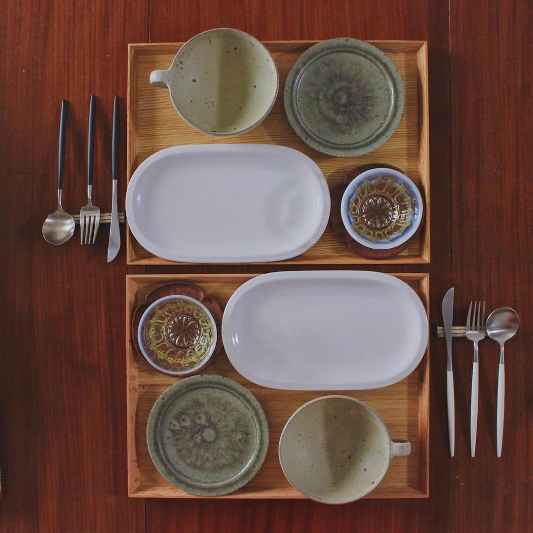 Kaori from Japanese Kitchenさんのインスタグラム写真 - (Kaori from Japanese KitchenInstagram)「パンとスープと定番おかずで洋風朝ごはん。 ・ こんにちは。 今日の朝昼ごはん。 365日のパン2種にコーンスープ、 目玉焼き、サラダ、無塩せきウインナーで 定番のスタイルでした。 コーンスープは薬膳的にみて 梅雨の時期に食べるのがオススメです◎ 身体の余計な水分を出してくれる効能が期待できます。 今日はライスミルクで作りました。 ・ ついに我が家、ウォーターサーバーを設置しました。 （チラっと見えるのは雑多な食器棚です…） 今回はコーンスープと水出しコーヒーに使用。 こちらのリセットタイムという水は 島根県の大自然で育まれた 体に余分な物は含まない天然水で 天然ミネラルの力がそのまま生きているとのこと。 普段から口に入れる食品については オーガニックや伝統製法の物を選ぶなど気を遣っていますが 水にも気を遣っていこうと思いました。 早速水出しコーヒーに使ってみたところ 水を変えただけでコーヒーが美味しくなったのは嬉しいな。 人体に有害な硝酸態窒素が入っていないリセットタイムを使って #オーガニック1か月生活 をしたいと思います。 午後からも頑張りましょう。 ・ ・ 【おしながき】 365日のパン2種 ライスミルクのコーンスープ 水出しコーヒー @akitocoffee ベビーリーフ 目玉焼き 無塩せきウインナー ツナのにんじんしりしり ミニトマト ＊薬膳走り書きは本日お休みします＊ ・ ・ ・ ・ 2020.07.08 ・ ・ #breakfast #朝ごはん #おうちごはん #早餐 #薬膳 #うつわ #自炊 #クチポール #cutipol #リセットタイム #オーガニック #オーガニックライフ #健康 #pr」7月8日 18時30分 - coco_kontasu