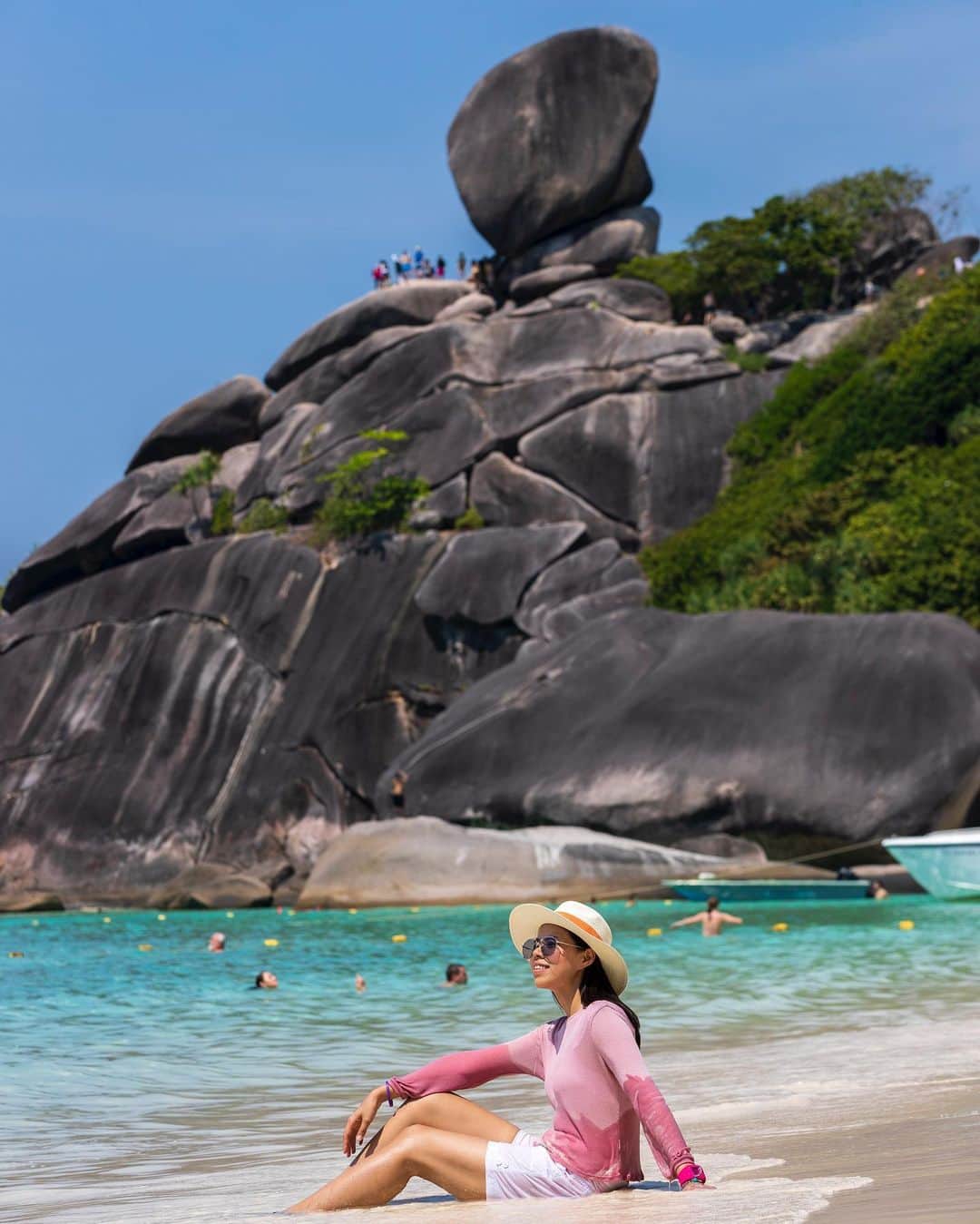 タイ国政府観光庁さんのインスタグラム写真 - (タイ国政府観光庁Instagram)「・﻿ ／⠀﻿ タイでどこ行く❓何する❓⠀﻿ 今週の注目スポットは...🇹🇭✨⠀﻿ ＼⠀﻿ ﻿ 🌟今月のテーマ：アンダマン海のリゾート﻿ 📍カオラック﻿ ﻿ 今週は、美しい海とビーチが魅力のカオラックに注目👀✨⠀ ﻿ ﻿ アンダマン海に面するカオラックは、世界中のダイバー憧れの場所🐠ジンベエザメやマンタと遭遇率の高いシミラン諸島やスリン諸島の玄関口として知られています🦈✨﻿ ﻿ ヤシの木々に囲まれたホワイトサンドの美しいビーチには、近年、高級リゾートが続々オープン👏洗練された雰囲気のなか、ゆったりくつろげると人気です💕﻿ ﻿ さらに、約4,000㎢の広さを誇るスラーターニー県のカオソック国立公園も、足を運んでほしいスポット⛰広大な熱帯ジャングルには、野生の象やトラ、豹といった希少動物が棲息するほか、映画「アバター」の世界を彷彿とさせるチャオラン湖には、神秘的な景観が広がります😮✨﻿ ﻿ ＜アクセス＞﻿ プーケット国際空港から車で約１時間20分🚗﻿ ﻿ #タイ #カオラック #シミラン諸島 #スリン諸島 #カオソック国立公園 #タイビーチ #絶景ビーチ #タイリゾート #リゾート #海外リゾート #こんなタイ知らなかった #もっと知りタイ #旅好きな人と繋がりたい #旅行好きな人と繋がりたい #海外旅行 #thailand #khaolak #similan #surin #khaosoknationalpark #thaibeach #instabeach #thairesort #thailandhiddengems #amazingthailand #thailandtravel #thailandtrip #thai #thaistagram #lovethailand」7月8日 18時33分 - amazingthailandjp