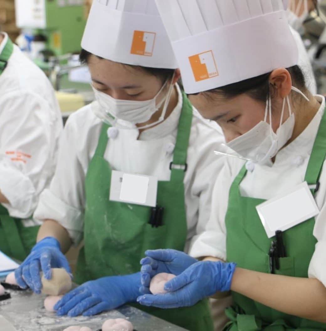 神戸製菓専門学校（公式）さんのインスタグラム写真 - (神戸製菓専門学校（公式）Instagram)「🌈製菓衛生師科（昼1年制）🌈 今日は和菓子実習🌸#雪平 (せっぺい)という雪のように真っ白な、ふわふわしたお餅でアサガオを作りました😊餅生地にメレンゲを混ぜ、空気を抱き込ませて作るのでふわっふわになります❗️😃  #神戸製菓　#和菓子　#アサガオ　#朝顔　#神戸製菓専門学校　#製菓衛生師　#和菓子職人　#餅　#japanesesweets #pattistagram2020」7月8日 18時35分 - kobeseika_info