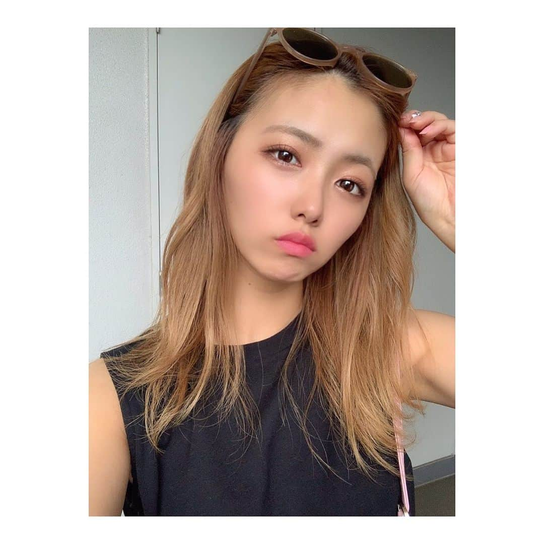 森田彩花のインスタグラム：「夏はやっぱり😎🤘 ． 夏は出かける時かけたくなる‪‪😎💓 髪色明るくても暗くても合わせやすぃ‪‪👌‬‪‪‬ ． 髪色明るいのと暗いのどっちが好き♡? ． #sunglasses #halmjapan #haircolor #いいねよろ #コメよろ」