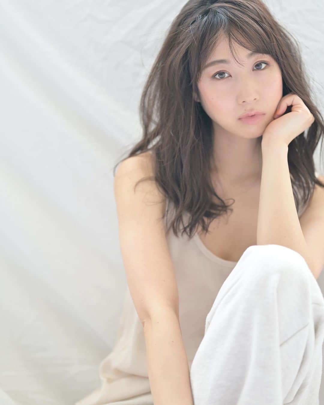 崎本ゆかりのインスタグラム：「natural..🌿 . 先日載せたのとちょっと違うやつ 笑顔封印。(機嫌はとても良いです) . ナチュラルとか透明感とか、深いぜ。。 でも、すき！ . . 理解ある方たちとの撮影、とても有意義な時間でした♡ #natural#simple#model#shooting#healthy#beauty#cool#soft#white#makeup#thanks#memories #ナチュラル#シンプル#撮影#モデル#私らしく#ありのまま#柔らかい#好きな写真#ヘアメイク#💋」