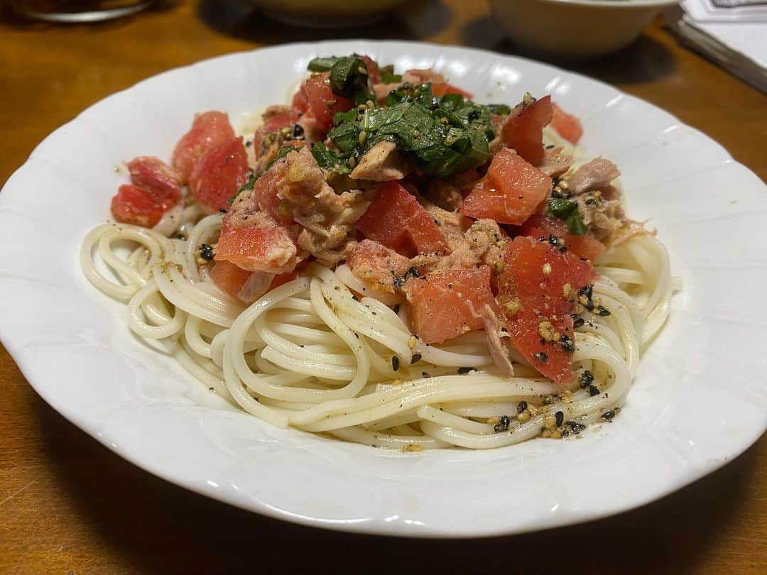 璃央じゅんのインスタグラム：「実家にて、晩ご飯担当してます。 今日は、冷静パスタ風ひやむぎ🌟 紫蘇を克服した今、和風の味付けどんとこいです笑 でももうちょっと味が濃くてもよかったかも🤔❓ ところで皆さんは、 ひやむぎ派ですか？そうめん派ですか？ . . . #手料理 #実家暮らし最高  #ひやむぎ #晩ご飯担当 #手料理アカウントになりつつある #トマトとツナのぶっかけそうめん ←こんなタグあった」