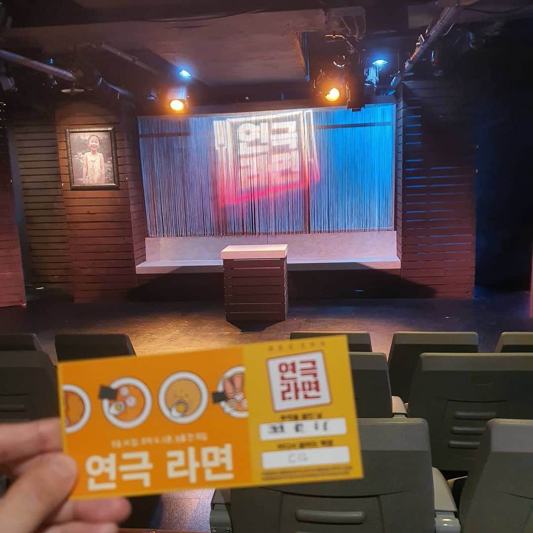 ホ・ジョンミンのインスタグラム：「오랜만에 나홀로 공연보러 #연극라면 #김주호 날 웃겨줘」