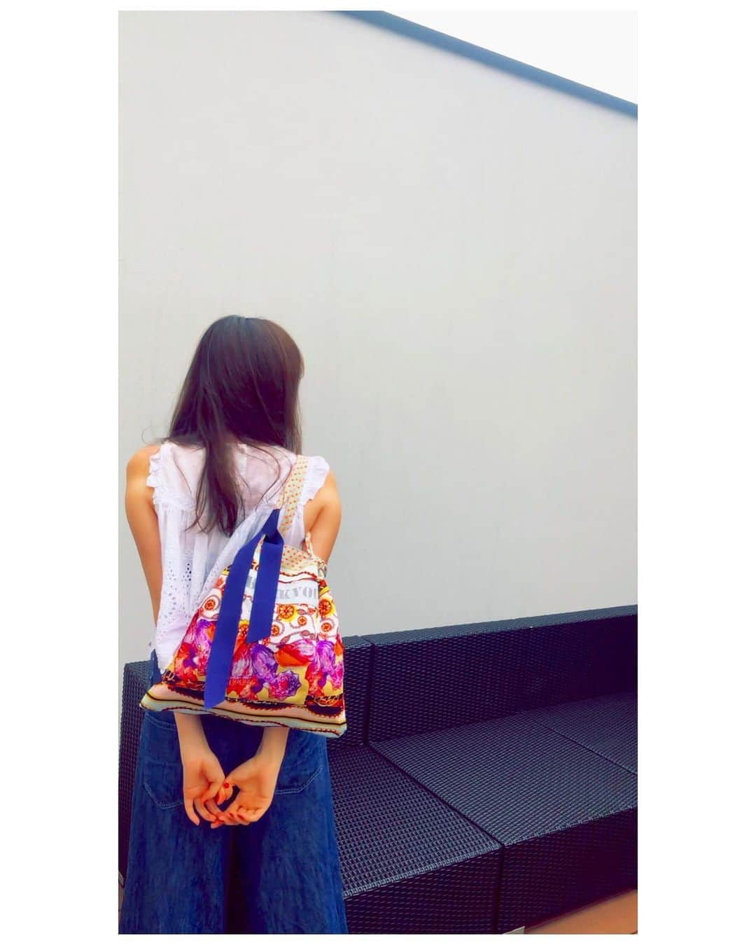 高橋万里恵さんのインスタグラム写真 - (高橋万里恵Instagram)「*﻿ 「Thank you Bag Project」﻿ .﻿ 7月5日より販売をスタートした所、﻿ すぐにsold outに✨✨﻿ .﻿ .﻿ 皆さんの温かいお気持ちに﻿ 本当に感謝の気持ちでいっぱいです。﻿ .﻿ .﻿ 本当にありがとうございます✨﻿ .﻿ .﻿ お問い合わせも沢山頂き、再販を決定しました！！﻿ 🌈7月11日（土）22時〜🌈﻿ .﻿ .﻿ 7月末の発送を予定していますが、なるべく早く﻿ お届けしたいと動いています💪﻿ .﻿ .﻿ 今週も放送ではコロナに関する情報、﻿ 生活に密着した、少しでも日常に活かす事が出来る﻿ そんな情報をお伝えしていきます。﻿ .﻿ .﻿ プロフィールのリンクからご購入頂けます。﻿ @eccomipunto﻿ .﻿ 皆さんのお気持ちを医療従事者の方へ﻿ 寄付という形でお届けします。﻿ .﻿ .﻿ また今回ご注文頂いた方の中には九州の方も﻿ いらっしゃいました。﻿ 大雨の被害が大変心配です。﻿ どうかこれ以上被害が広がりませんように。﻿ ﻿ ╋━━━━━━━━━━━━━━━━━╋﻿ 医療従事者の方へ感謝の気持ちを伝える﻿ 「thankyou bag」﻿ .﻿ 医療従事者の方へ直接感謝の気持ちを﻿ 伝えられなくても﻿ .﻿ 普段身につけるものから感謝を伝えられたら。﻿ .﻿ 「thank you」と「grazie」の文字は﻿ 一つ一つハンドメイドで印字させて頂きました﻿ .﻿ ブルーのライトアップで感謝を伝えるように﻿ ブルーのワンポイントにリボンを結んで﻿ .﻿ ピンク・イエロー・オレンジの3カラー﻿ リバーシブルで裏面も3色展開です﻿ .﻿ 沢山使って欲しいから、とことん可愛いく😋﻿ made in Italy🇮🇹の生地を贅沢に使ってます﻿ .﻿ 売上げの一部は寄付させて頂きます。﻿ ﻿ ╋━━━━━━━━━━━━━━━━━╋」7月8日 18時51分 - marie__takahashi