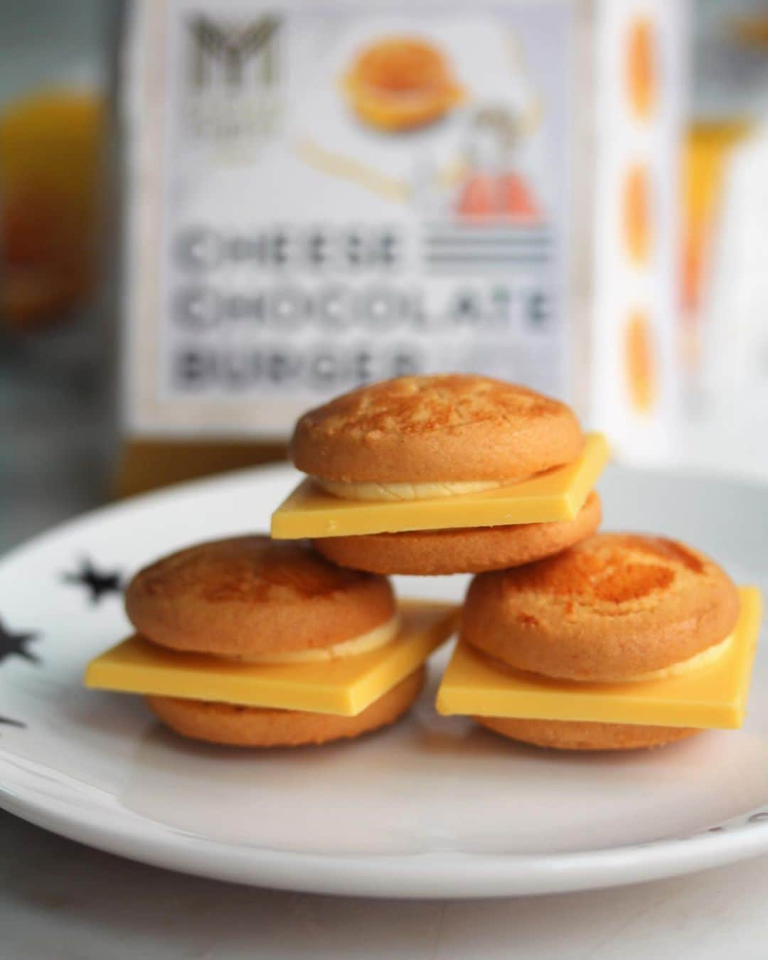 Li Tian の雑貨屋さんのインスタグラム写真 - (Li Tian の雑貨屋Instagram)「When there’s cheese, there’s meee 🙋‍♀️   Hands up for these petit cookies sandwiched with cheese-flavored white chocolate that call themselves 🍔 Creative idea that will sweeten up your day. Got them from 東京駅 (pls tap in)    • • • #dairycreameatsjp #desserts #igersjp #yummy #love #sgfood #foodporn #igsg #ケーキ  #instafood #gourmet #beautifulcuisines #onthetable #snacks #cafe #sgeats #f52grams #bake #sgcakes #cheese  #feedfeed #pastry #foodsg #お菓子 #japan #burgers」7月8日 18時51分 - dairyandcream