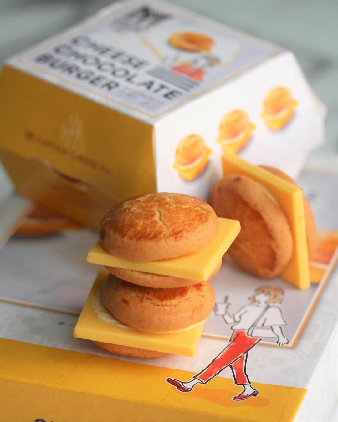 Li Tian の雑貨屋さんのインスタグラム写真 - (Li Tian の雑貨屋Instagram)「When there’s cheese, there’s meee 🙋‍♀️   Hands up for these petit cookies sandwiched with cheese-flavored white chocolate that call themselves 🍔 Creative idea that will sweeten up your day. Got them from 東京駅 (pls tap in)    • • • #dairycreameatsjp #desserts #igersjp #yummy #love #sgfood #foodporn #igsg #ケーキ  #instafood #gourmet #beautifulcuisines #onthetable #snacks #cafe #sgeats #f52grams #bake #sgcakes #cheese  #feedfeed #pastry #foodsg #お菓子 #japan #burgers」7月8日 18時51分 - dairyandcream