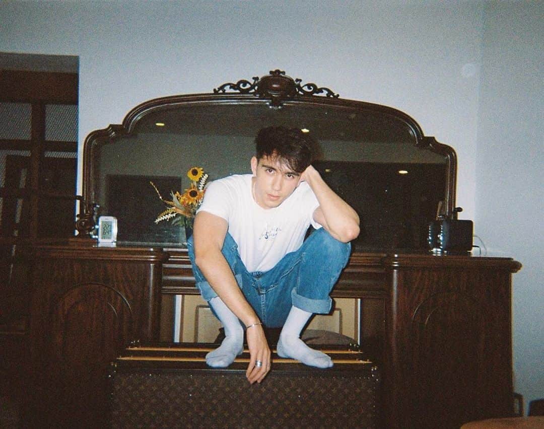 ミッチェル和馬のインスタグラム：「the floor is lava」