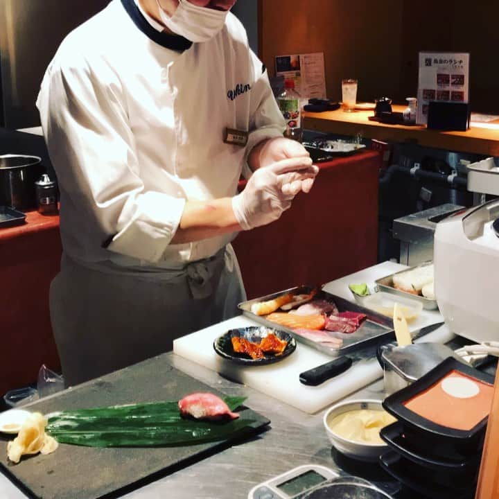 のインスタグラム：「藁焼きと茶碗蒸し西新橋魚金！ お寿司始めました🍣 美味ぃ〜〜！！！！！！！ ご注文は2貫からお受けしてます！ ぜひ、お気軽に🥦  #魚金 #uokin #寿司 #🍣」