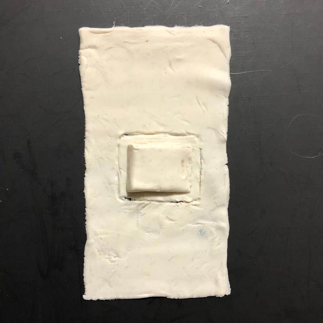 のインスタグラム：「【粘土作品92】  「電気スイッチ」  #粘土好きと繋がりたい #1人粘土リレー #ノザワ粘土 #粘土 #粘土細工 #粘土遊び #ねんど #吉本自宅劇場 #電気スイッチ #電気 #スイッチ」