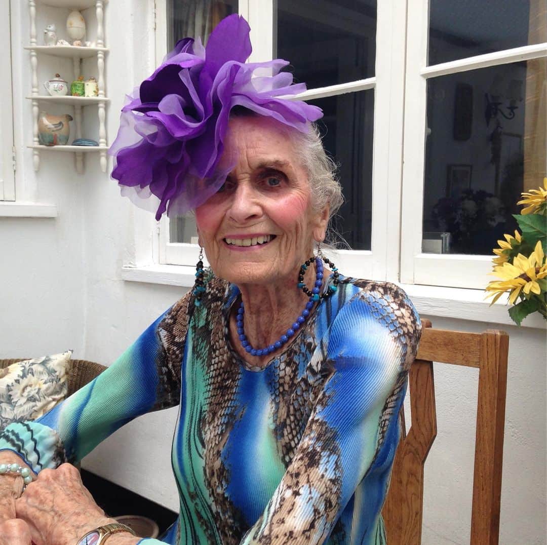 ダフネ・セルフのインスタグラム：「A birthday celebration - my 92nd !  My daughter gave me this beautiful hat/fascinator and I just had to wear it all afternoon - isn’t it fabulous? Is was a lovely small celebration and so nice after all the weeks of lockdown  I hope to be modelling again soon and can't wait   See more photos on my website in my profile link  #92 #lockdowncelebrating #gatheringsupto6」