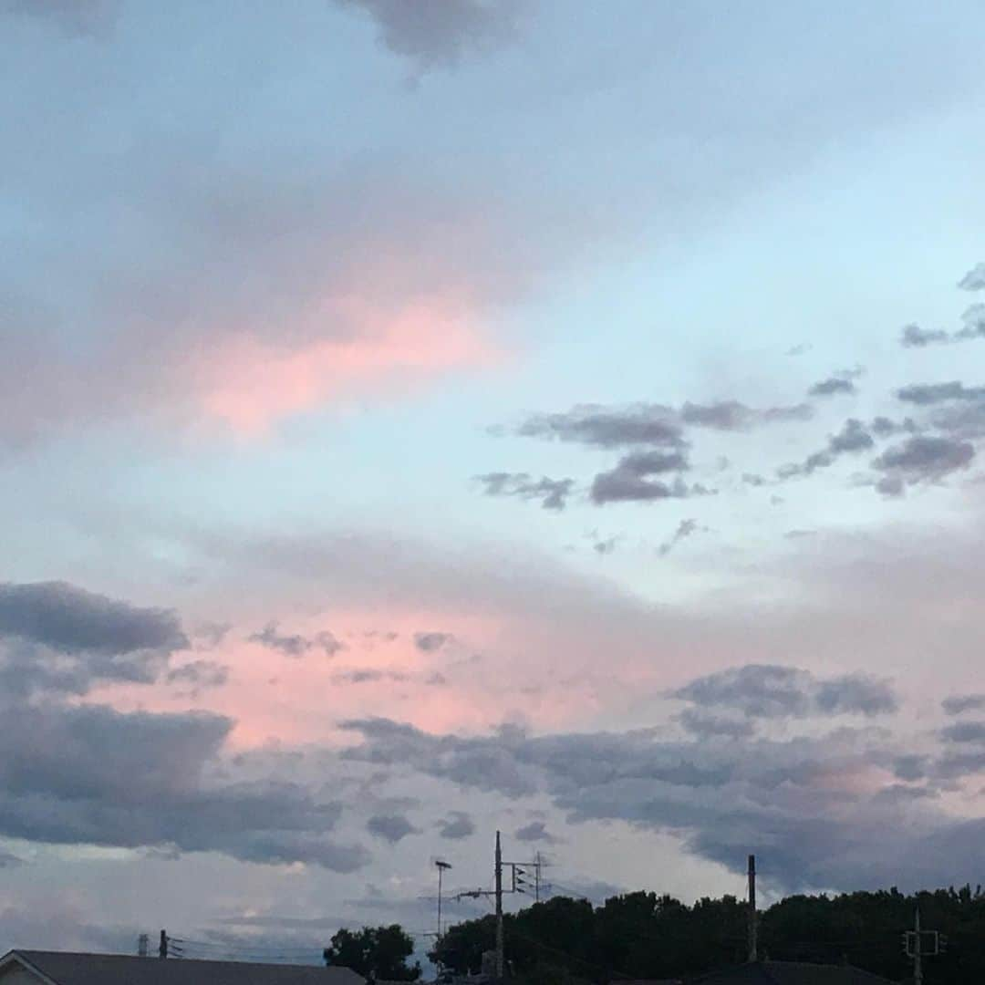 lululukululuさんのインスタグラム写真 - (lululukululuInstagram)「今空 🌥 明日も雨かなぁ、夕焼けだけど。 皆さん、くれぐれも気をつけましょうね😣 #空#雲#ちょっと夕焼け#梅雨末期#油断しないで」7月8日 19時10分 - tajitajicat