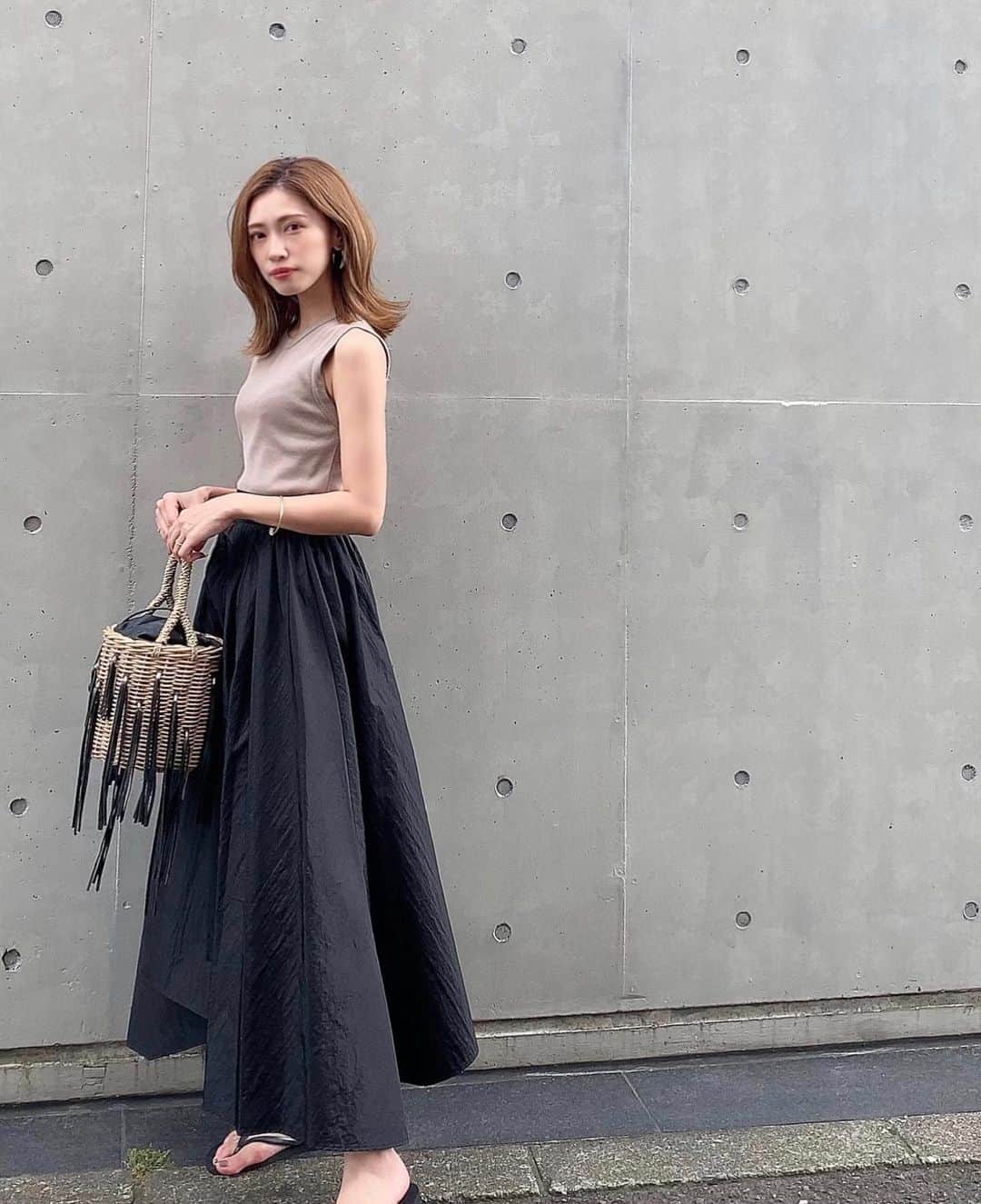 石黒美帆のインスタグラム：「*﻿ #モノトーンコーデ 🤍﻿ ﻿ ﻿ tops#deuxiemeclasse  skirt#mieliinvariant  bag#ludlow  ﻿ ﻿ スレスレくらいのロング丈も﻿ 張り感も好き🥰 ﻿ ﻿ ﻿ ﻿ 今日はバタバタだったー！﻿ 良く眠れそうです☾⋆﻿ ﻿ ﻿ ﻿ #fashion#fashionstyle#fashiongram#instafashion#outfit#ootd#dailylook#패션#오오티디#ファッション#コーデ#ミエリインヴァリアント#ラドロー#ドゥーズィエムクラス#夏服#夏コーデ#シンプルコーデ」