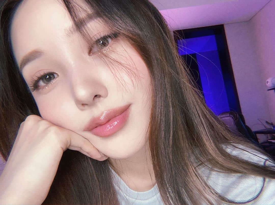 ポニーのインスタグラム：「New video is up!🐳 이 메이크업 유튜브에 업로드 됐어요!」