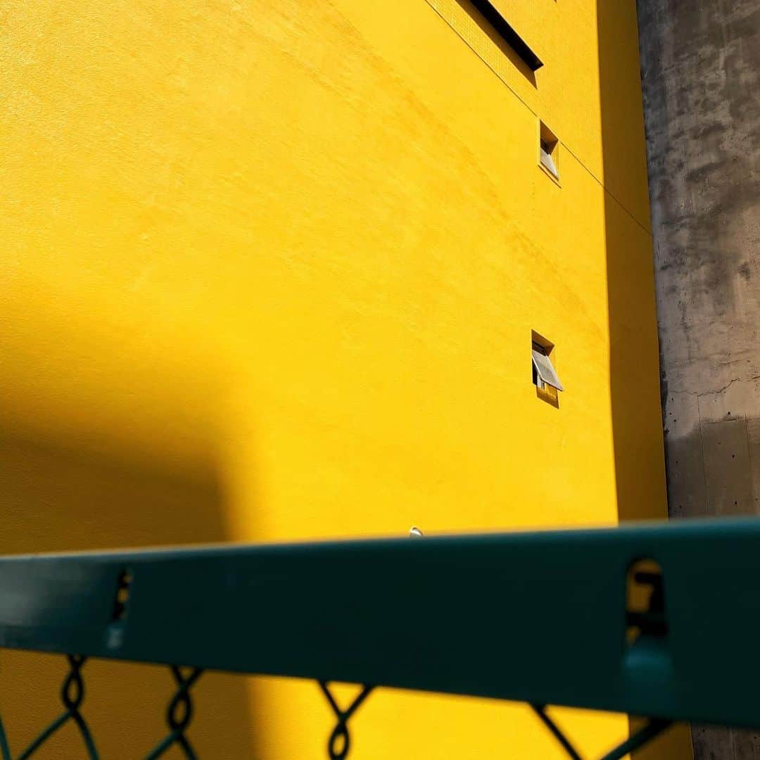 naotakeのインスタグラム：「壁 - A wall / iPhone XR & Snapseed, 20200709 . . コンビニのおにぎり。よく見ると、具に工夫が凝らされていておもしろい。 . . #2_fineart #spicollective #rsa_main #tokyocameraclub #東京カメラ部 #infinity_photo_cult #jp_gallery_member #ig_energy #sceniclocations #team_jp_ #igersjp #igrsjapan #rsa_streetview #royalsnappingartists #rsa_mycity #thislifetoday #infamous_family #explorejapan #japan #igers #jp_views #ig_fotogramers #photooftheday #streetphotography #shotoniphone #shotoniphoneXR」