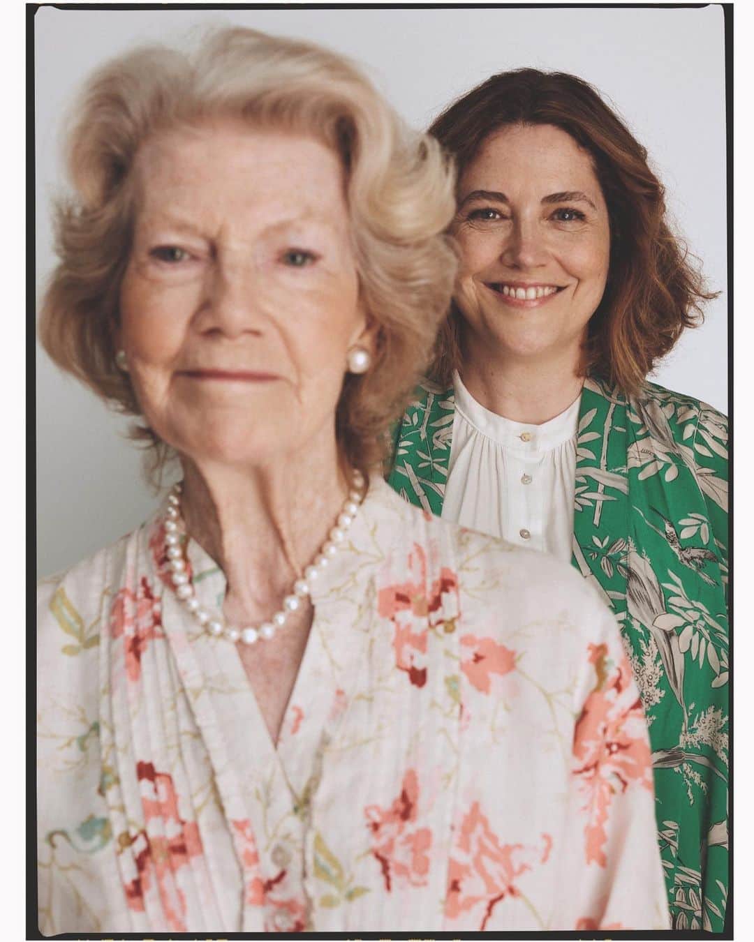 Vogue Españaさんのインスタグラム写真 - (Vogue EspañaInstagram)「Las nietas han hablado: sus abuelas son cariñosas, muy activas y, en ocasiones, un poco excéntricas. Este es el homenaje a un incansable batallón de mujeres que se alza como un pilar fundamental de la sociedad❤️ {Las protagonistas de estas páginas de #VogueJulio: @sof_johansson y @clarjohan junto a su abuela, Blanca Villacieros; la galerista Nieves Fernández; Sarah Hambleton y su hija, @sallyhambleton; la escritora Carmen Posadas; y la farmacéutica Bienvenida Sánchez y su hija, Ana Carrasco, fundadora de @malababa_com}. ▪️Fotografía: @edugarciasoyyo ▪️Estilismo: @isabelllanza」7月8日 19時15分 - voguespain