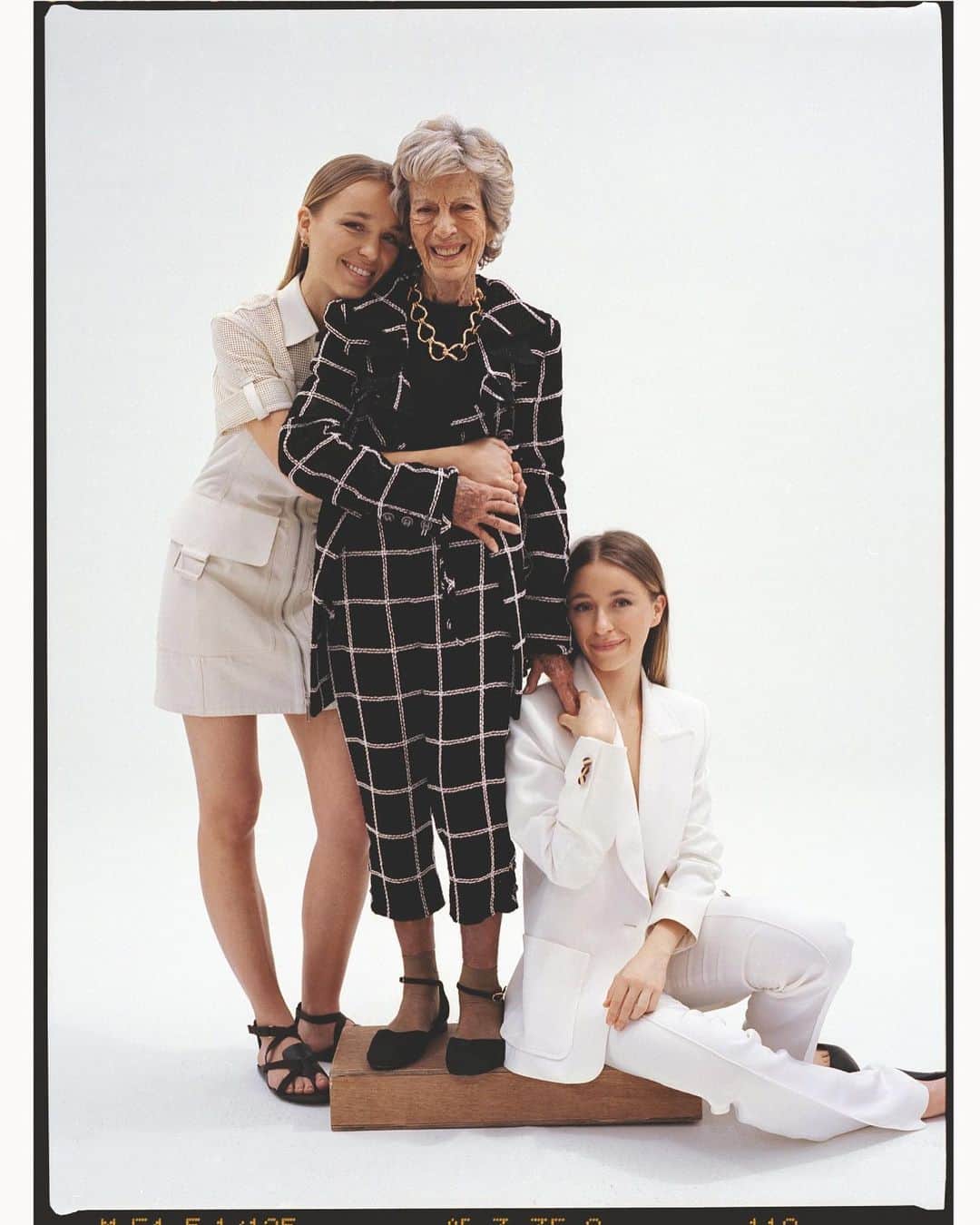 Vogue Españaさんのインスタグラム写真 - (Vogue EspañaInstagram)「Las nietas han hablado: sus abuelas son cariñosas, muy activas y, en ocasiones, un poco excéntricas. Este es el homenaje a un incansable batallón de mujeres que se alza como un pilar fundamental de la sociedad❤️ {Las protagonistas de estas páginas de #VogueJulio: @sof_johansson y @clarjohan junto a su abuela, Blanca Villacieros; la galerista Nieves Fernández; Sarah Hambleton y su hija, @sallyhambleton; la escritora Carmen Posadas; y la farmacéutica Bienvenida Sánchez y su hija, Ana Carrasco, fundadora de @malababa_com}. ▪️Fotografía: @edugarciasoyyo ▪️Estilismo: @isabelllanza」7月8日 19時15分 - voguespain