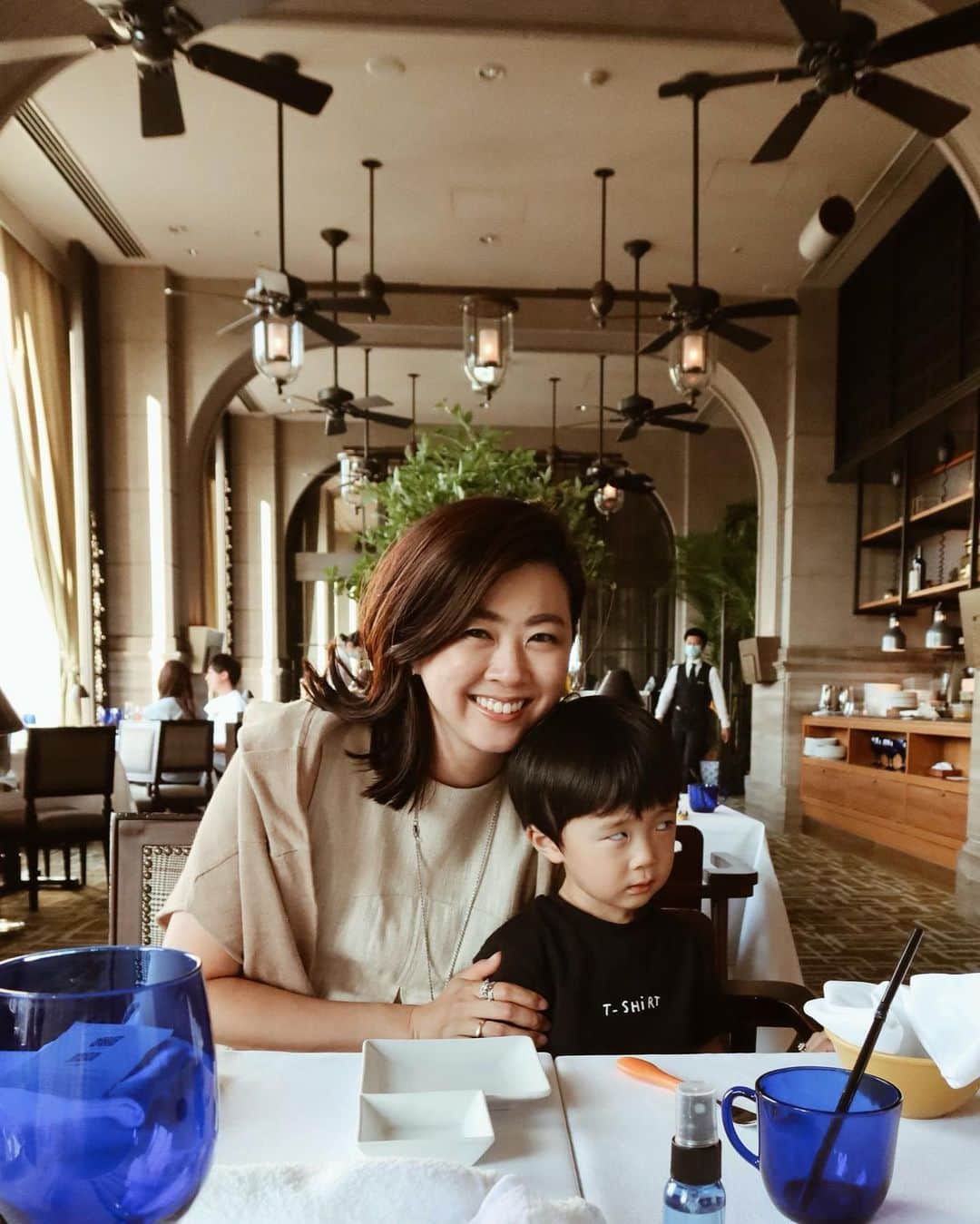 のインスタグラム：「. お誕生日の時も リネンドレス🥳 . 最近ムスコが変顔しがち🥴 1歳に見えないとよく言われるよ😂 . . #MACHATT #ootd #お誕生日 #urako_travel✈️  #urako_mamalife  #1y9m」