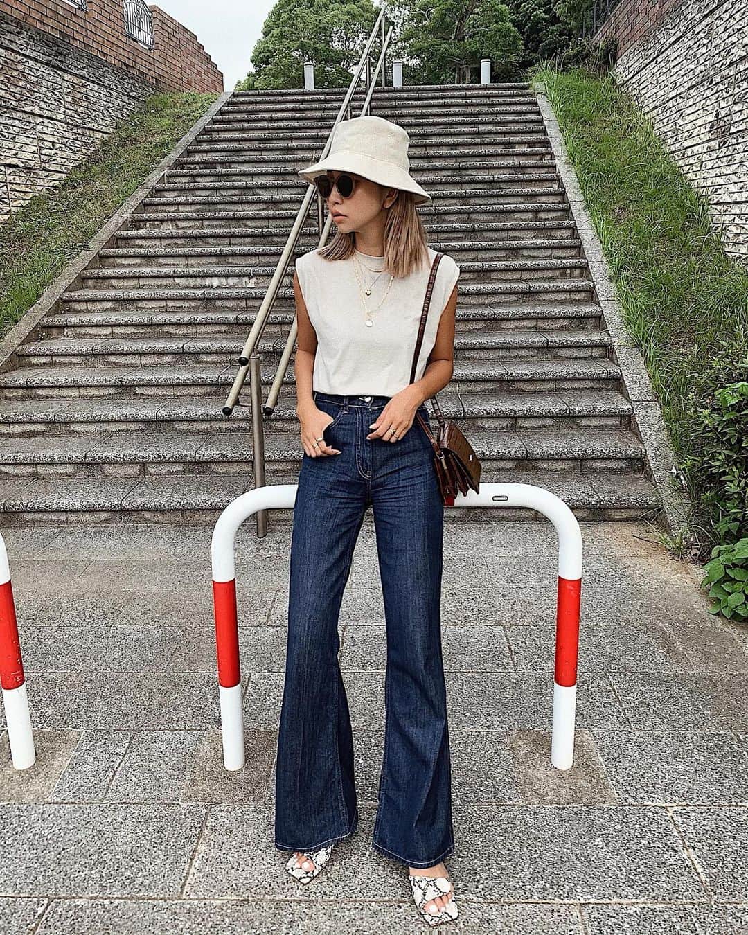 のインスタグラム：「. 今日もプチプラアイテムを紹介🌿 🏷 @reedit_official  ✔︎涙開きノースリーブトップス シンプルだからたくさん着回しできそう👏🏾✨ #reedit  #リエディスタ」