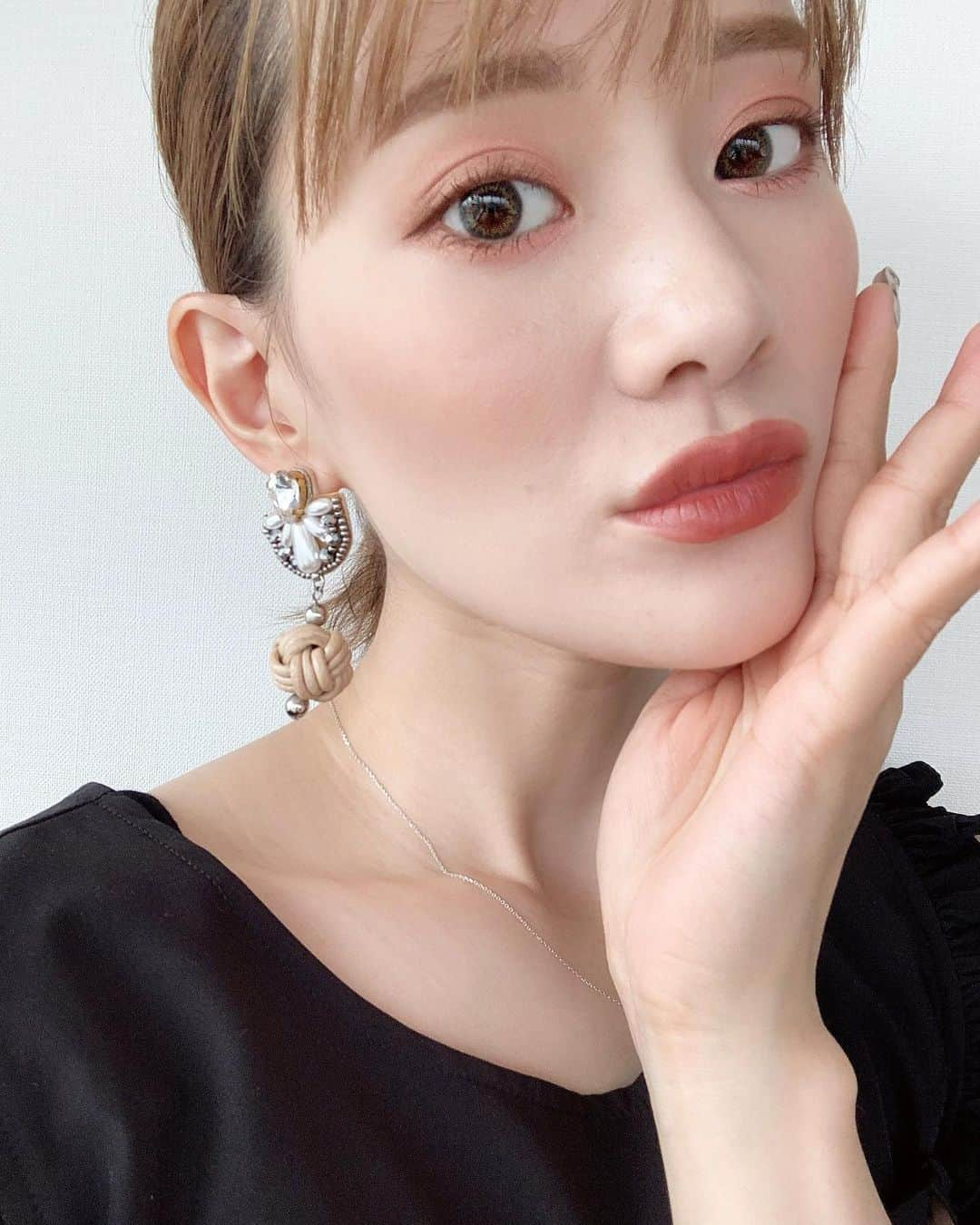 Arisaさんのインスタグラム写真 - (ArisaInstagram)「今日は発売を記念して　@narsissist のZENCOLLECTIONのクアッドアイシャドーKYOTOとNARSリップスティック💄マルドワインを付けてメイクしてみました❤️ チークはNARSの4081番！この色も大好きっ😍 みんなの手元にも今日届く人が多いよね❤️是非コンテストもやってるから参加してみてね😎 ・ カラコン→ネオサイトワンデーシエルのウォーターミント👁 ピアス→ @monica91k ❤️モニカさんのとこのビジューピアスは本当可愛い❤️ ・ ・ ・ #narszen#narscosmetics#ナーズコスメ#日本限定コレクション#ゼンコスメ#ZENコスメ#限定コスメ#菅原小春#横浜流星#コスメコンテスト#narsissist#アイシャドウパレット#リップスティック#リップ#コスメ大好き#ゼンコレクション#NARSメイクコンテスト#narspartner#motd#makeup#narsissist」7月8日 19時19分 - saarariii