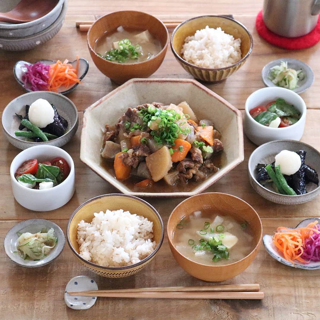 のインスタグラム：「♩ #レシピあり . . 牛すじと大根の煮込み なすの揚げびたし トマトとチーズのバジルサラダ 麦ご飯 大根のお味噌汁 . . 大好物の牛すじの煮込み レシピ載せてます↓ . . . 🍳【牛すじと大根の煮込み】 . . 🥕材料 牛すじ　４００ｇ 大根　1/3本 人参　大１本 板こんにゃく　小１枚 〇醤油　大さじ２ 〇砂糖　大さじ３ 〇味噌　大さじ３ 〇みりん　大さじ２ 〇酒　大さじ２ 〇水　４００ｍｌ 〇和風顆粒出汁　大さじ1/2 〇スライス生姜　３枚 小葱　適量  . 🥕つくりかた ①牛すじ肉は一度茹でる。よく洗って食べやすい大きさに切る。 ②大根は２㎝のいちょう切り、人参は乱切り、板こんにゃくは下茹でしてアクを抜き、手で一口大の大きさにちぎる。 ③圧力鍋に〇と牛すじ、大根、人参、こんにゃくを入れて圧力２０分かける。一度ここで冷ますと具材に味がしみ込みます。 ④蓋を外し、煮汁を半分とばすように煮詰めたら出来上がり♪お好みで小葱や七味とうがらしをかけて食べてください♪ . . . #yunaご飯#lin_stagrammer#kurashiru#delistagrammer#Japanesefood#ロカリキッチン#デリスタグラマー#クッキングラム#クッキングラムアンバサダー#タベリー#フーディーテーブル#Kissカメラ#iegohanphoto#てづくりごはん365#おうちごはん#おうちごはんlover#ママリクッキング#マカロニメイト#おうちごはん通信#キッチングラム#おうちカフェ#夜ごはん#晩ごはん#dinner#レシピ」