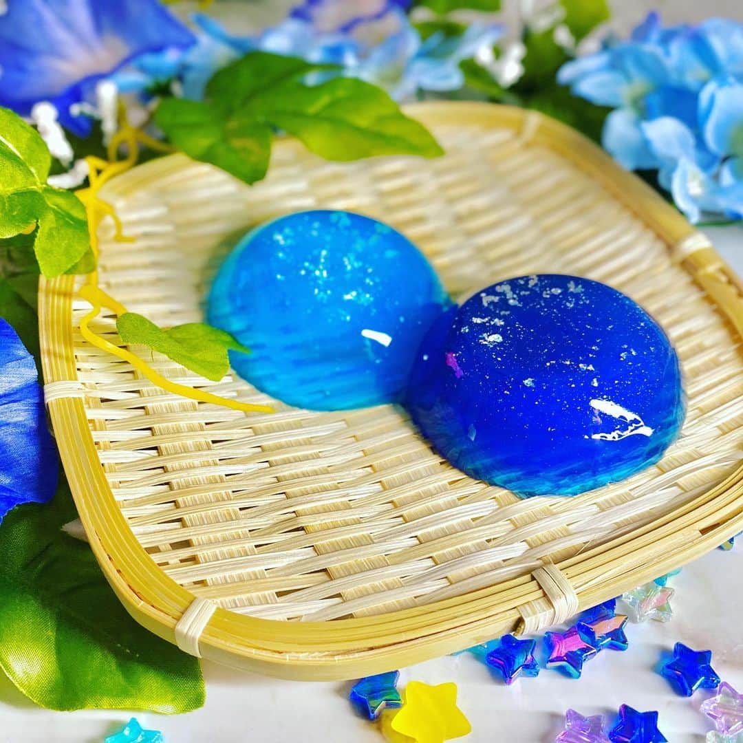 のインスタグラム：「簡単☆手作り七夕ゼリー🎋  Twitterでみかけた、ゼラチンとアラザンとかき氷シロップであっという間にできちゃう『七夕ゼリー』を作ってみました✨  写真では表現しきれないくらい尊いブルーに仕上がりました🥺 ココナッツミルクを敷いたバージョンも美味しかった♪  沢山できたので、お友達のゆきちゃん親子を誘ってみんなでデコレーションして遊びました♡  2人とも凄く喜んでくれたので 作った甲斐がありました😭  次は宝石ゼリーにチャレンジしたいな💍✨  #七夕 #七夕ゼリー #インスタ映え #ゼリー #スイーツ #ゼラチン #手作りお菓子 #手作りスイーツ #おやつ #おやつ作り #七夕飾り #七夕ごはん #星 #空 #流れ星 #ミルキーウェイ #天の川 #キラキラ #青 #蒼 #ネイビー #宝石 #ジュエリー #ゼリー作り #水色 #スカイブルー #お菓子作り #スイーツデコ #スイーツ好きな人と繋がりたい #かわいいお菓子」