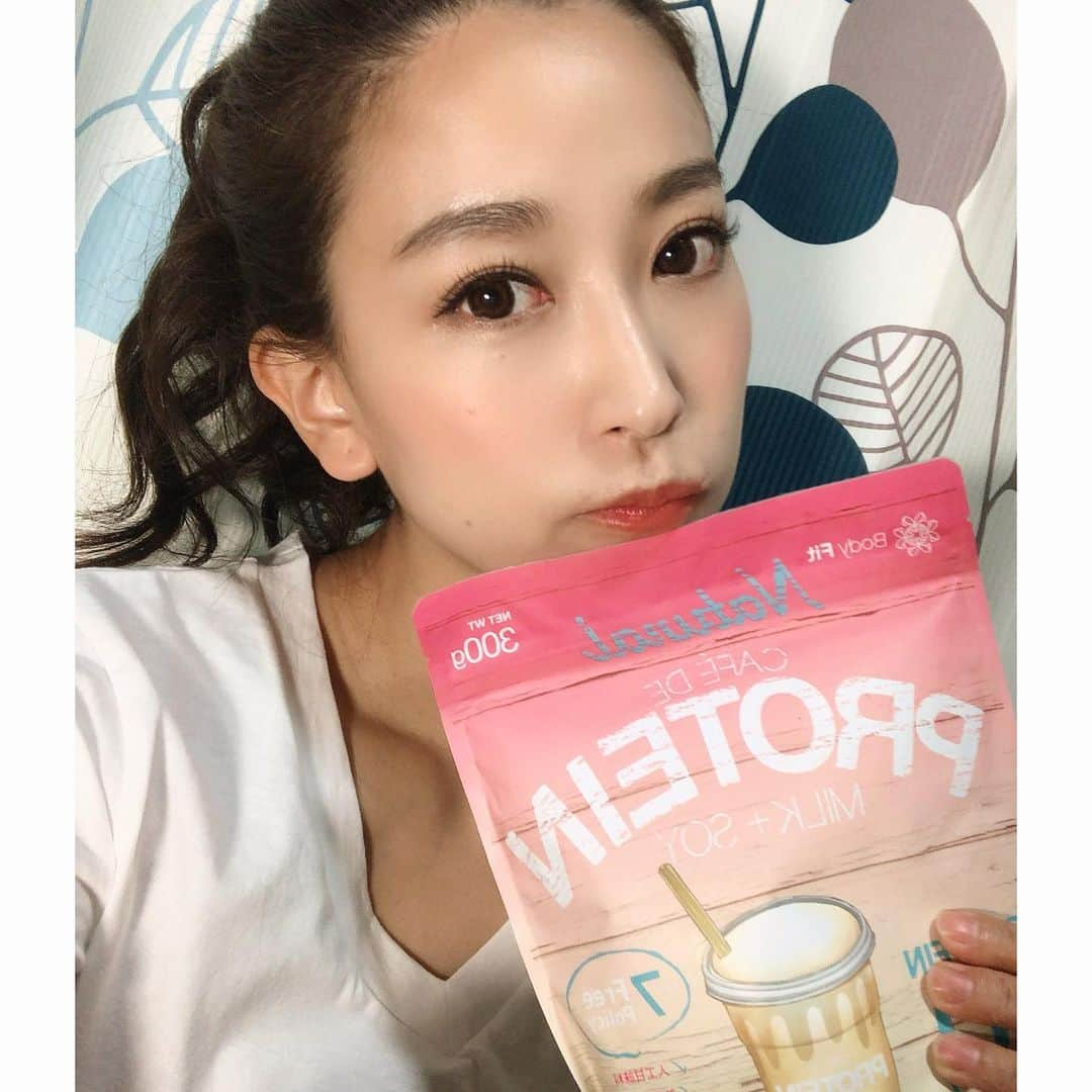 影山祥子さんのインスタグラム写真 - (影山祥子Instagram)「最近やっとジムにもいけるようになったし、コロナ太りも解消できるように体の中からも改善🙊💓 運動した後は絶対飲むし、良質なタンパク質は肌にもいいし、朝とか置き換えたりして飲んでるようにしてる🥺✨ ミルクティー味うまい🥺🧡 タンパク質って意識してとれてないから、こゆので簡単にとれるのが楽でいい🙊 . . . #トレーニング　#した後に　#プロテイン #絶対　#体の中からキレイに  #美味しい　#ミルクティー　#protein #training #gym #pr #スポーツ女子 #キックボクシング　#楽しい　#thanks」7月8日 19時28分 - sacco324