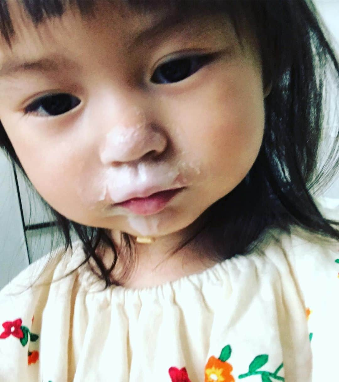 佐藤康恵のインスタグラム：「アイスクリーム🍨の美味しい食べ方💖 ①思いっきり！鼻に付けてたべるべし ②溶けてきたら躊躇せずに右腕に塗ります ③ポタポタ垂れてきたら床に染み込ませるように隠します🤣💦 ケンカもするけど、やっぱり優しいお兄ちゃんが大好き❤😘💕 手を繋いでもらっている時、嬉しそう！しあわせだなあ(^^) お兄ちゃんはせっととお風呂で🛁パパに呑んでもらうビール🍺作り(^^) お兄ちゃんは七夕🎋に無事に5歳になりました♪(*^^)o∀*∀o(^^*)♪ とりあえず、5歳になってから2日目ですが、頑張って👍くれています💦^_^ またいつすぐ甘えっ子になるかな。。 短冊のお願い事も頑張って途中まで書いたね！✨ 大好きだよ❤️❤️❤️  #七夕くんと妹🎋 #yasuesato #佐藤康恵 #japanesemodel #japaneseactress #singer #love」