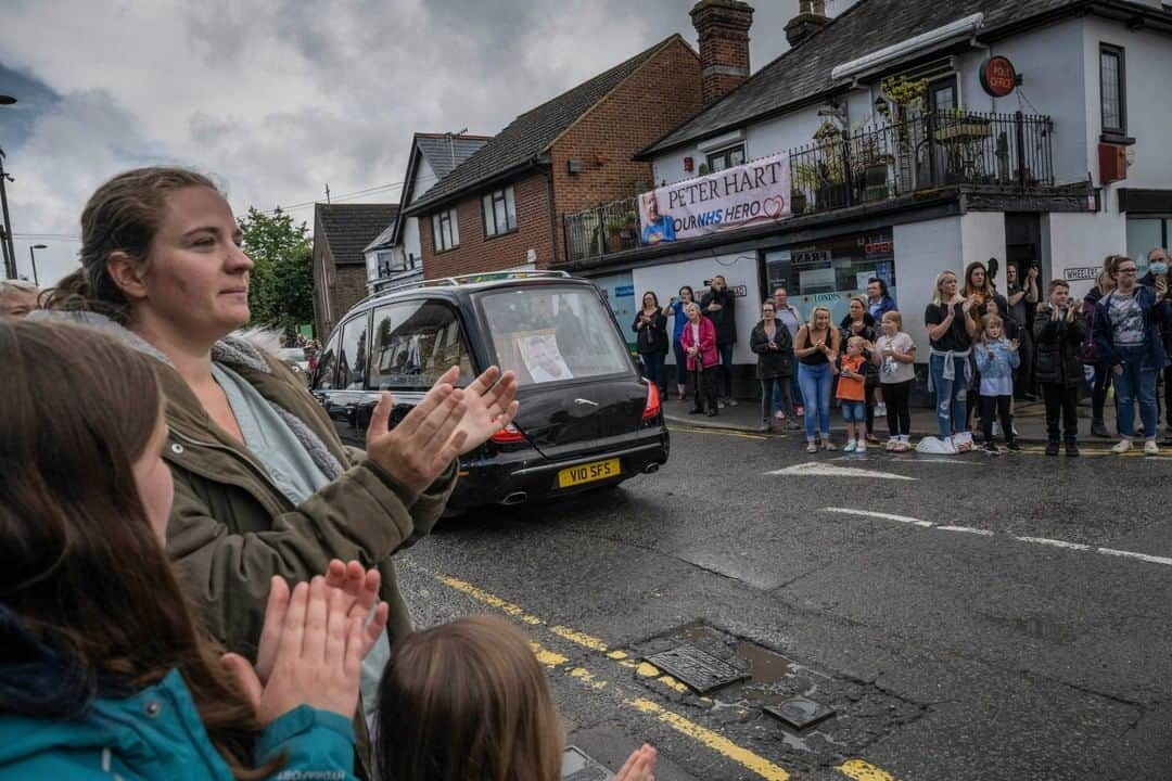 ナショナルジオグラフィックさんのインスタグラム写真 - (ナショナルジオグラフィックInstagram)「Photo by @lynseyaddario  As part of a project to cover the pandemic, I've been following the work of several funeral homes in southern England.  Hundreds lined the streets of Smallfield, England, to bid farewell to paramedic and COVID-19 victim, Peter Hart, as his coffin travels through the town en route to his final resting place. Over 100 national health service workers have died from COVID-19 in the U.K. As the United Kingdom nears 50,000 deaths from the virus, people of different faiths and backgrounds are finding ways to pay tribute to loved ones while maintaining social distancing and adhering to the limits imposed at cemeteries and crematoriums across the country. To see more of my work, follow @lynseyaddario. @insidenatgeo  Follow @natgeointhefield for real-time coverage of this developing story from photographers around the world.」7月8日 19時38分 - natgeo