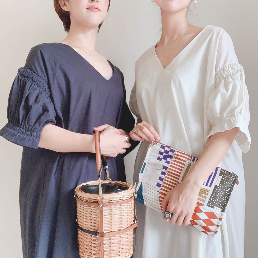 のインスタグラム：「お袖とVネックのバランスが可愛いです🦢🤍🕊 * #HIAND#コーディネート#ワンピコーデ#リラックスコーデ#大人カジュアル#大人コーデ#ママコーデ#hermes#hermesbag#hermeslover」