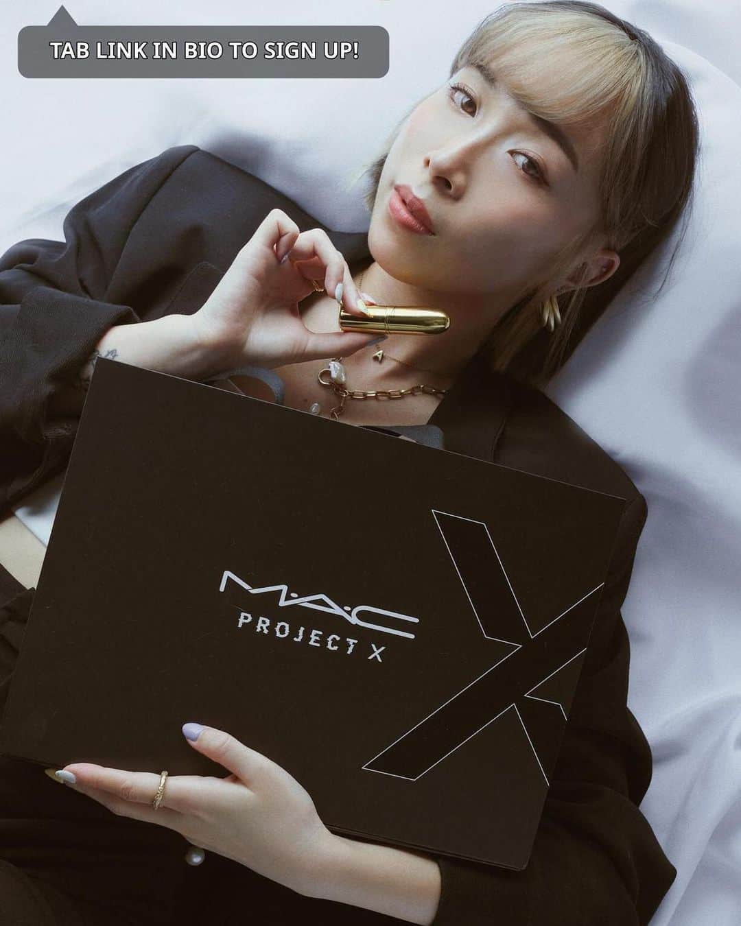 M·A·C Cosmetics Hong Kongさんのインスタグラム写真 - (M·A·C Cosmetics Hong KongInstagram)「必定引起全城哄動嘅IG人氣打卡色調！ M·A·C MAKER #金管子彈唇膏 @LAMUQE_MAGICUP ，來一杯霧感玉桂奶茶，和暖清新，一擦即現溫柔紅潤好氣色☀️ 即刻到Bio 連結登記，搶閘知道全港限定500件 𝙋𝙍𝙊𝙅𝙀𝘾𝙏 𝙓「小黑盒」嘅發售日期同資訊！ Product mentioned: M·A·C PROJECT X Vol.001 [Cult of Lips] - HK$450 #MACProjectX #7月哄動開箱 #MACHongKong Regram from @angelamiuz   Grab it before it’s gone💋 M·A·C MAKER @LAMUQE_MAGICUP 👉🏻Most Instagram-able lip color‼️ The soft matte rosy coral hue looks beautiful on all skin tones that you’ll want to keep it in place for whole summer☀️ Get this MUST-HAVE Camera-ready shade in 𝙋𝙍𝙊𝙅𝙀𝘾𝙏 𝙓 by registering from link in bio NOW!」7月8日 19時39分 - maccosmeticshk
