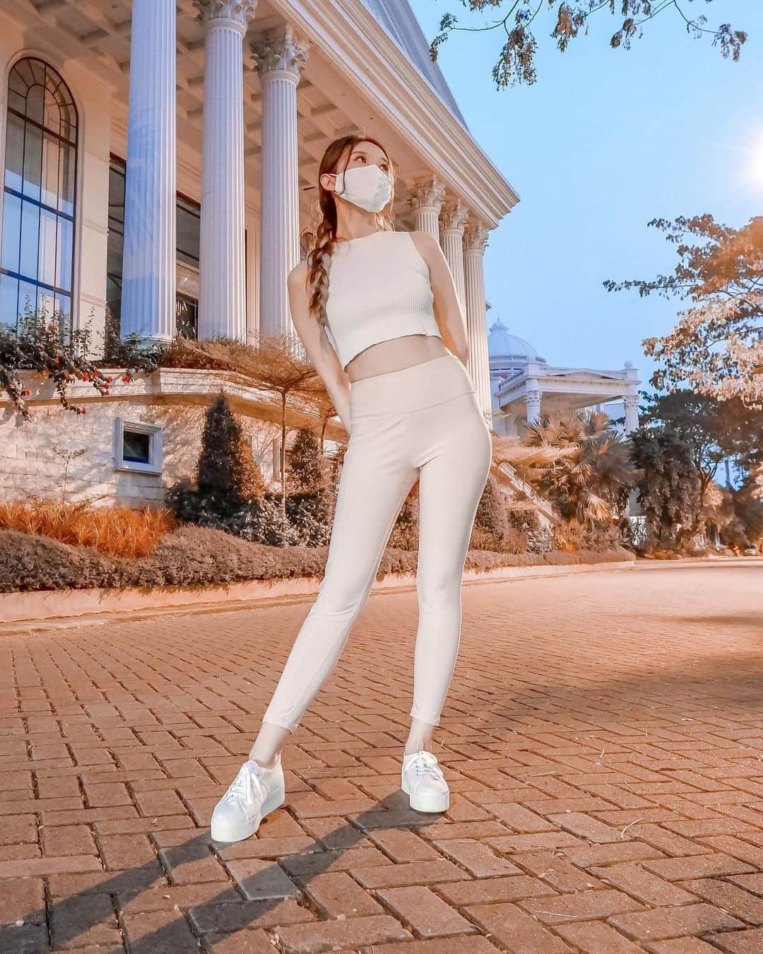 ジェシカ・ヤマダのインスタグラム：「Jalan sore ternyata sangat lumayan buat menghempas rasa bosan #dirumahaja. Jalan pagi juga sih, lebih sehat malah sekalian berjemur. Tapi akunya yang kalo udah bangun pagi, diserbu @jessbebes dan kerjaan yang numpuk, udah deh boro-boro jalan pagi, mandi pagi aja ga pernah (loh apa hubungannya). 😂 . Btw karena udah gelap, tadinya aku ragu mau post foto ini, soalnya feed aku kan kebanyakan fotonya diambil dengan bantuan cahaya sang surya (CIYAHH ☀️), tapi berkat filter dari @roseblushpreset - kiriman dari @rickapuspitaatmadja thank youuu, lumayan banget ini fotonya jadi masih bisa ‘masuk’ sama warna di feed aku ohoho. Aku pakai filter yang Cuddle Middle btw, terus aku edit dikit lagi brightness dan color nya, as you can see on the next slide. 👉 . Kalau kalian gimana, memasuki bulan purnama #newnormal, udah pada mulai ngapain or kemana aja? Yang tadinya #WFH, udah pada mulai ngantor lagi kah? Semangattt, minna san! 💪😽 . #jesswears #newnormal #wearyourmask #wajibpakaimasker #tetapjagajarak」
