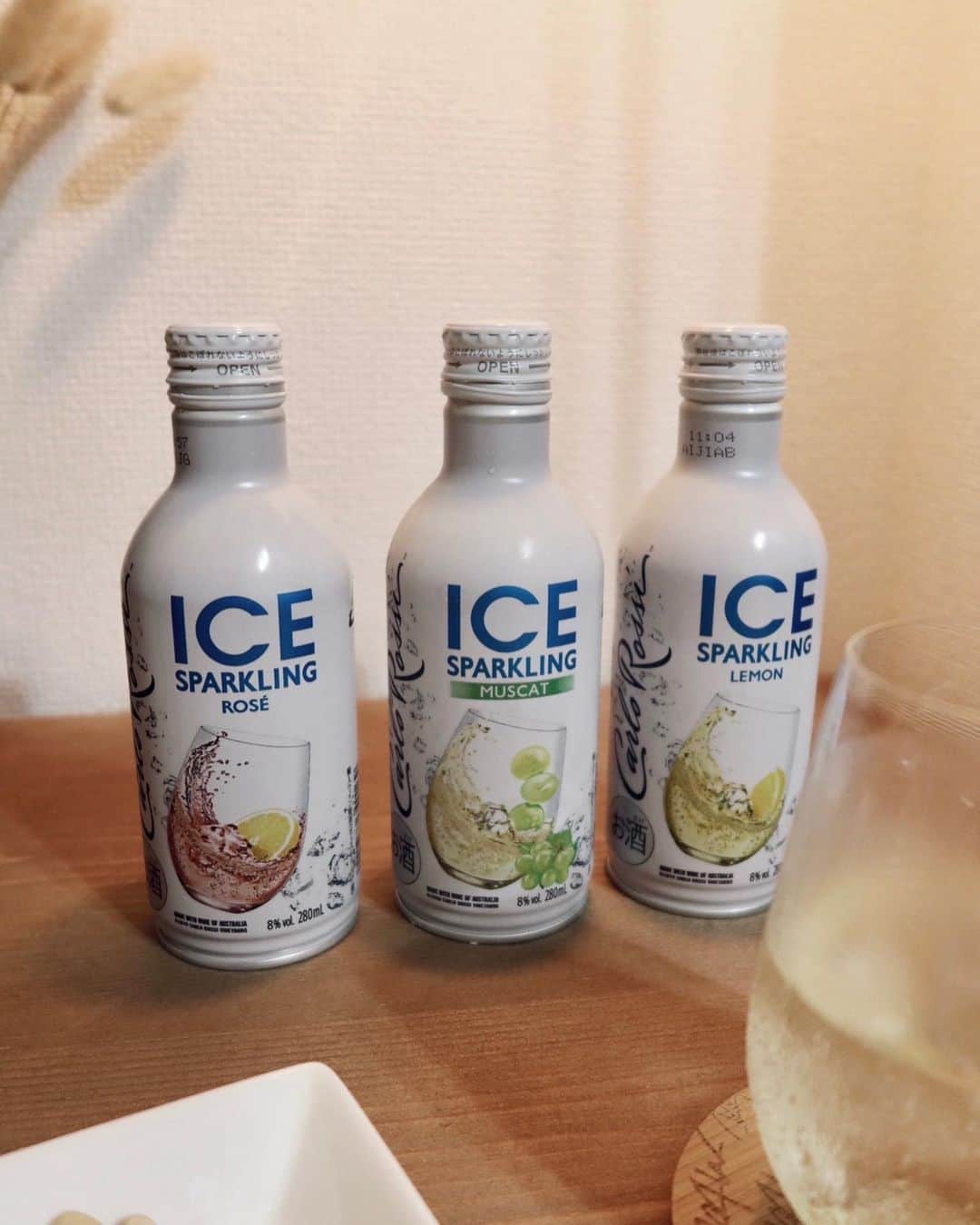 かんだまのインスタグラム：「本日はお酒のご紹介🍷 皆様、気軽に手軽にスパークリングワインが楽しめる「カルロ ロッシ ICE スパークリング」ご存知ですか？ ちょうどいいサイズ感かつ、チューハイ感覚で飲めるやつなんだけど、この度マスカット味が出たのよ。 これがねー氷入れてもうまくて、暑い夏でもスッキリいけちゃう美味さなのよ。  詳しくは近日中にYouTubeかんだま劇場にてスペシャルゲストを招いて公開するのでお楽しみに😎 #PR #カルロロッシICE #サントリー #スパークリングワイン」