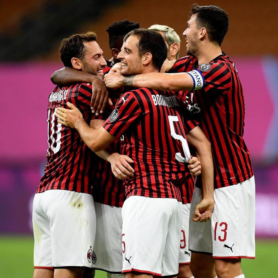 アレッシオ・ロマニョーリのインスタグラム：「Il Diavolo non molla mai 🔴⚫️ #MilanJuventus @seriea @acmilan」