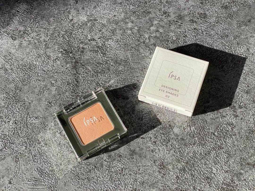 のインスタグラム：「・ 最近自分でも引くくらいの アイシャドウ熱🧐💕 ・ シングルシャドーから アイパレットまで🎨 いろいろと集めています💕 ・ 今日は @ipsa_jp の デザイニングアイシェード03 ・ こちらを使ってメイクしたよ💕(4枚目) 上品なパールが ツヤッとするブラウンで 一色でグラデっぽく塗るだけでもオシャレになる🥰👏 ・ #ipsa #イプサ」