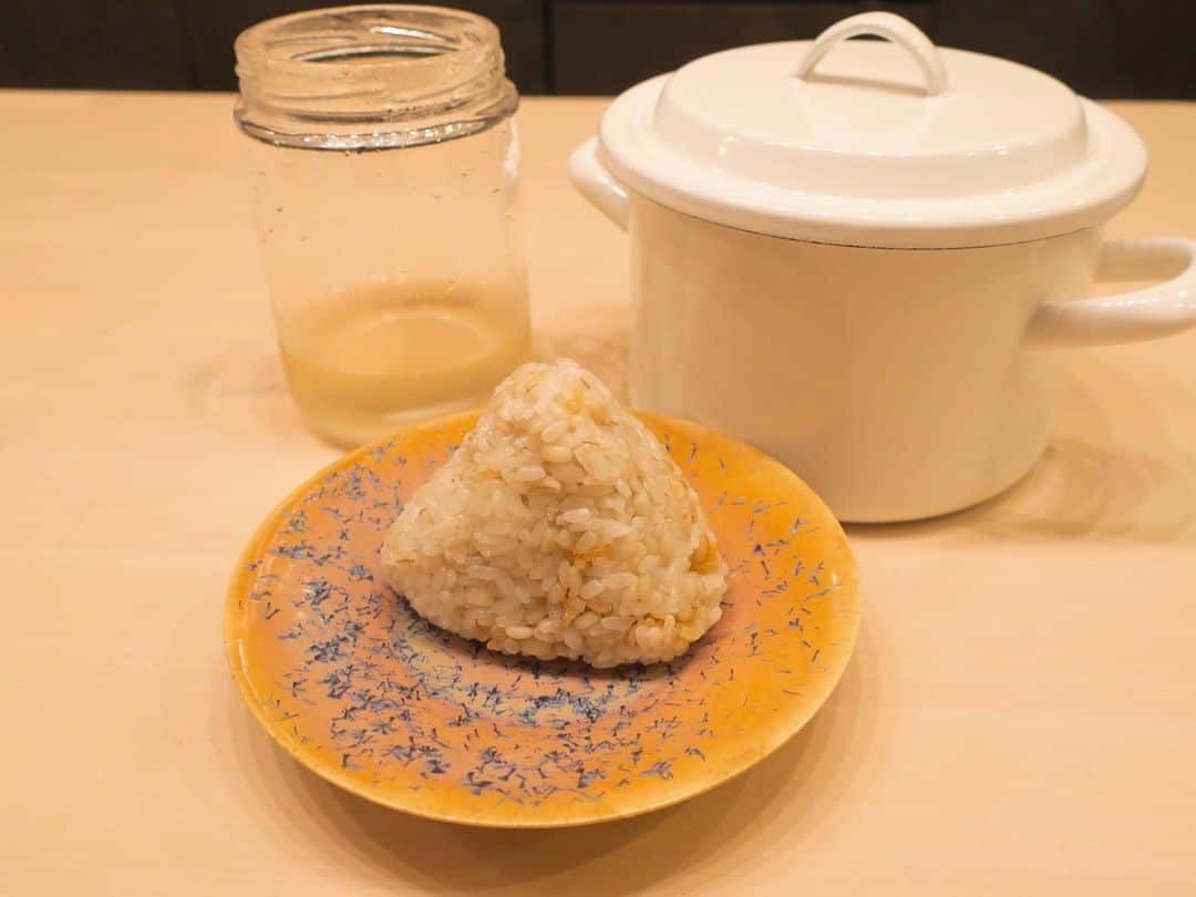 熊澤枝里子さんのインスタグラム写真 - (熊澤枝里子Instagram)「#梅雨の薬膳 【梅】 今年は自家製梅干しを作ってます。 今は梅雨時期なので、梅を干す前の重石を置いて梅酢を上げている最中。 採れたての梅酢(梅のエキス+塩)で作る塩むすびがまた美味しい！ フレッシュな梅の香りと、パワーのある梅エキスが、この梅雨時期にピッタリです！ 梅ジャムや、梅ジャムから作った梅ゼリーも作ってみました。 梅雨時期にピッタリな梅で、ジメジメ、イライラな梅雨を乗り切ろう！ ・ ・ ・ #kumakoの美容薬膳  #自家製梅干し #梅干し　#梅ジャム　#梅ゼリー #薬膳 #国際中医薬膳師」7月8日 19時49分 - kumazawa_eriko