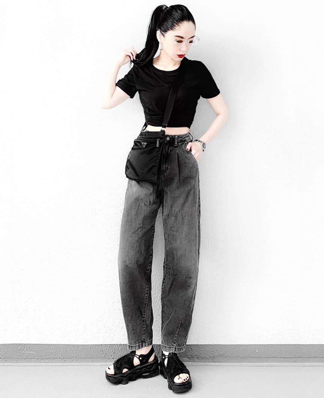lve_xxxxのインスタグラム：「.﻿ .﻿ ALL BLACK 🖤﻿ ﻿ 本日 @lveu.official  再入荷﻿ Twist cropped T-shirt ﻿ ﻿ ﾂｲｽﾄ部分からチラ見えする﻿ 肌感が夏真っ盛り🍉TOPS 😂笑﻿ ﻿ 写真では腕あげちゃってるから﻿ ちょっと丈感上がってしまってますが﻿ 普通に着用頂くと腹ﾁﾗって感じです！﻿ (分かりにくい説明😂爆)﻿ ﻿ 腹脇は見えにくいデザインなので﻿ ｳｴｽﾄが細く見える視覚詐欺も叶います🥺🖤﻿ ﻿ ﾊｲｳｴｽﾄと合わせると﻿ 足長効果も見込めるので詐欺れます👍﻿ ﻿ 着痩せ&詐欺が私のｺｰﾃﾞ﻿ ﾊﾞﾗﾝｽの必須🤫項目で御座います←﻿ ﻿ クリア眼鏡もほぼ毎日愛用中﻿ 飛沫防止に移動中は必ずかけてます🤓﻿ ﻿ こちらも本日20:00再入荷いたします✌️✧﻿ ﻿ ﻿ ﻿ コーデアイテム詳細は﻿ WEARをご覧くださいませ。﻿ ﻿ WEAR ： lvexxxx ﻿ 💻 https://wear.jp/sp/lvexxxx/﻿ ﻿ －－－－－－－－－－－－－－－－－－﻿ ﻿ 📢コメント頂ける際は、﻿ 最新投稿にお願い致します。﻿ ﻿ 過去投稿に頂いた際、気がつかない事もあり﻿ お返事致しかねる場合が御座います🙇‍♀ ️﻿ ﻿ ﻿」