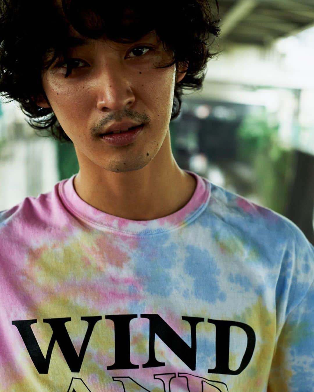 #FR2さんのインスタグラム写真 - (#FR2Instagram)「Starting from Saturday the 11th of July we will begin retail for a range of products from Part 2 of our collaboration project with WIND AND SEA, the label headed by Takashi Kumagai. The line includes 2 T-shirts with bold designs featuring both parties' brand names, as well 8 other items. These will be available for purchase at #FR2's company store, as well at the online stores of both brands. The product line features a summery tie-dye T-shirt, as well as a bucket hat, a face towel, sandals, and a number of other seasonal items, each featuring a limited edition design of our rabbit icon made for the collaboration. (*) Sizes M / L / XL will be sold at #FR2     熊谷隆志氏がクリエイティブディレクターを務めるWIND AND SEAとの第２弾コラボレーションアイテムを7月11日(土)から発売致します。 双方のブランドネームを大胆にプリントしたTシャツ2型と雑貨類の計8型です。 #FR2直営店と両ブランドのONLINE　STOREでお買い求めいただけます。 夏らしいタイダイ柄のＴシャツをはじめ、バケットハット・フェイスタオル・サンダルと季節感のある商品展開で、ウサギのアイコンもコラボ限定仕様となっております。※#FR2では、M / L / XLサイズのみ販売     與由熊谷隆志擔任創意總監之 WIND AND SEA 共同推出之第 2 波合作商品將自 7 月 11 日（六）開始販售。 商品包含大膽地印刷出雙方的品牌名稱的 2 款 T 恤及雜貨類，共計 8 款商品。 上述商品可至 #FR2 直營店及雙方品牌之 ONLINE STORE 購買。 商品陣容以頗具夏日風情的紮染圖案的 T 恤為首，更有漁夫帽、洗臉毛巾、涼鞋等充滿季節感的商品，兔子圖案也更換為本次合作限定之設計。 ※ #FR2 僅販售 M / L / XL 尺寸     与由熊谷隆志担任创意总监的WIND AND SEA的第二弹合作商品将于7月11日（周六）发售。 此次推出大胆印有双方品牌名称的2款T恤衫和8款杂货类商品。 可在#FR2直营店和两个品牌的线上商店购买。 产品富有季节感，既有充满夏日风格的扎染图案T恤衫、也有渔夫帽、面巾、凉鞋等，兔子图标也是合作限量版。 ※在#FR2仅销售M / L / XL尺码    #windandsea#windandfr2#fr2andwind #上杉柊平#fxxkingrabbits#FR2#頭狂色情兎」7月8日 19時57分 - fxxkingrabbits