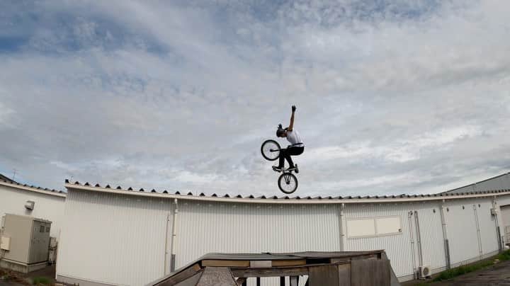 大池水杜のインスタグラム：「My favorite 2 tricks👍🏼 @visavis_jp #タウン情報おかやま #ライト電業 #bigjohn #bluesakura #slopeshot #bmx #bmxgirl #bmxfreestyle #bmxwomen」