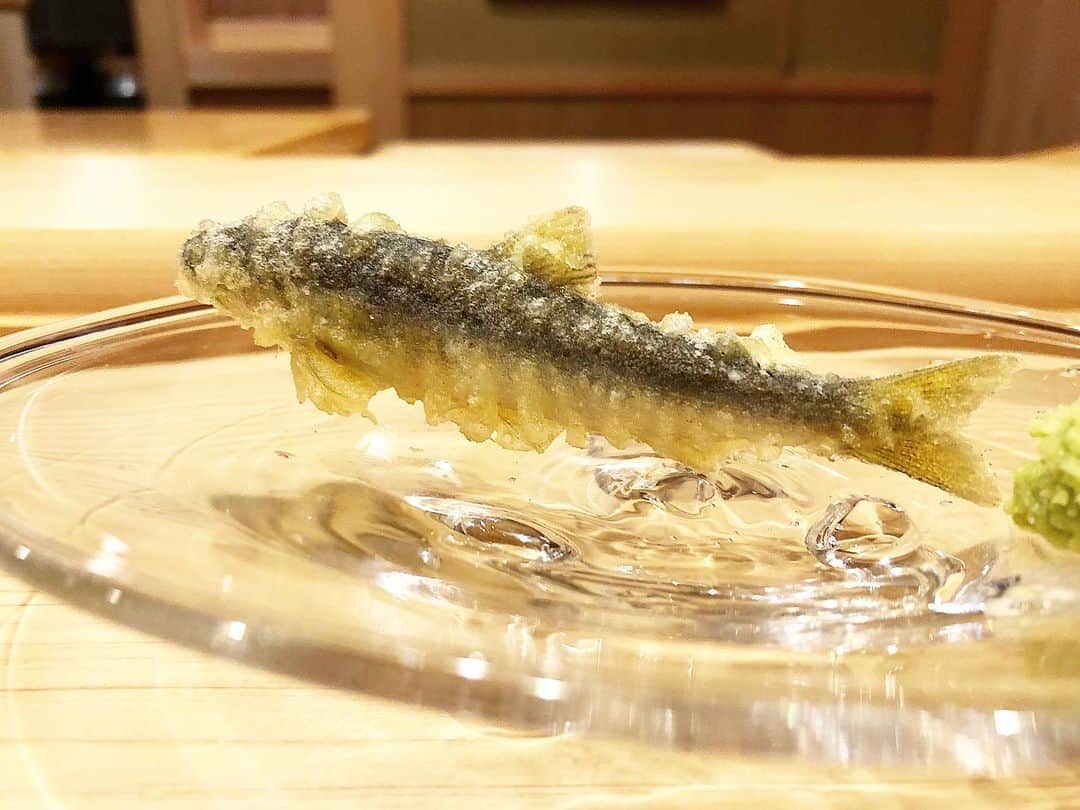 乾雅人のインスタグラム：「鮨 むらやま@銀座  ミシュラン3つ星 鮨よしたけ出身のご主人。焼き、煮、揚げる…全てを客前のカウンターで仕上げる鮨劇場。 楽しい、美味しい、素晴らしい。 #michelin #michelin3stars #michelinstar #michelinguide」