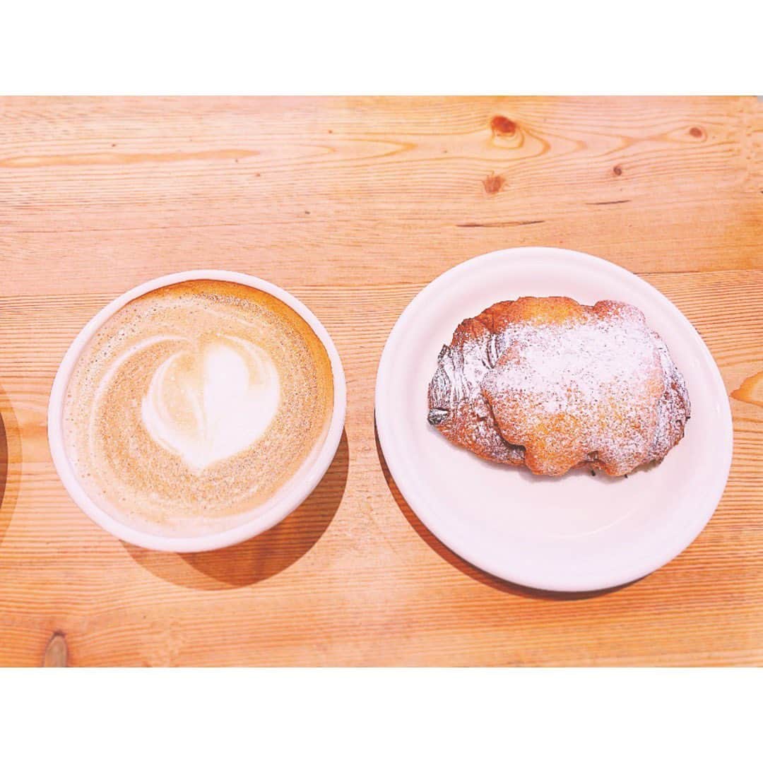 宮本笑里さんのインスタグラム写真 - (宮本笑里Instagram)「ドイツ・ケルンでのレッスン帰りに必ず買っていた贅沢おやつ　#チョコクロワッサン‪　　　　　　　　　　　　　　　　　  嬉しい味。悔しい味‬。涙の味。わくわくの味。 ‪　　　　　　　　　　　　　　　　　‪　　　　　　　　　　　　　　　　　‬ ‬ 人生はほろ苦く、時に甘い。  ‪　　　　　　　　　　　　　　　　　‬ #クロワッサンダマンドショコラ　#カプチーノ　#cafe #shocolade #ちょこすたぐらむ　#クロワッサンダマンド」7月8日 20時01分 - emirimiyamoto