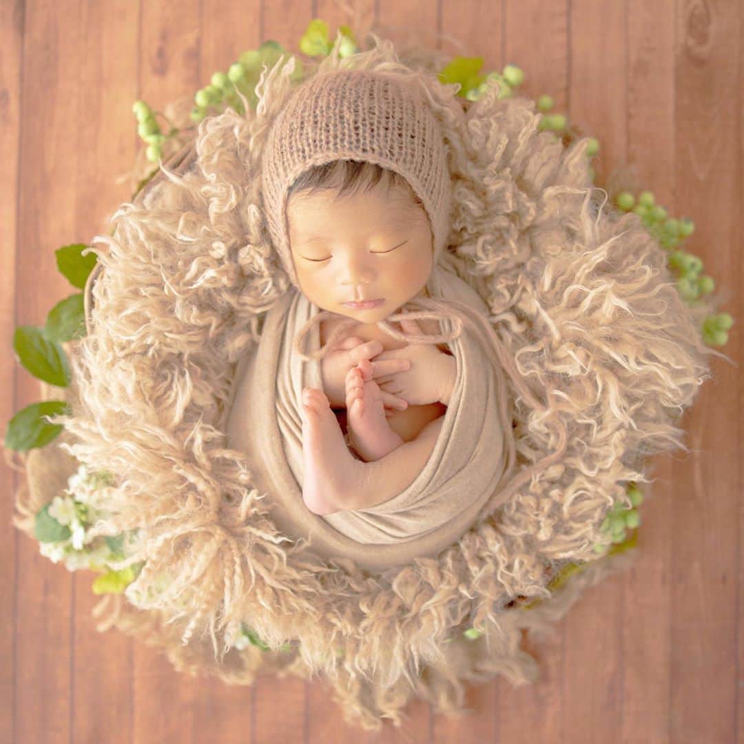 アレルギーナビゲーター 細川真奈 ❤さんのインスタグラム写真 - (アレルギーナビゲーター 細川真奈 ❤Instagram)「#newbornphoto . 生後10日目の日に自宅にて #ニューボーンフォト の撮影をお願いしました👶🏻📸💕✨ . 奈央ちゃんに紹介してもらった @newbornphoto.ange さんに お願いしたのですが、 さすがプロ！🌟 赤ちゃんの寝かしつけだったり ポージングもあれよあれよと言う間に進んでいき、 あっという間の3カット（1時間ちょっと）撮影でした💓 . ニューボーンフォトって 自宅にプロのカメラマンさんを呼んだりするので 少しハードルが高かったりすると思うのですが、 #newbornphotoange さんは 穏やか且つ慣れた手付きでテキパキされているカメラマンさんだったので、 安心してお願いできました❤️ . そして何よりも仕上がりのデータを見て悶絶😍&大感激😍😍✨ 先輩ママさん達からアドバイスをもらえて、 angeさんにお願いできて、 本当に良かったです💓 とーっても素敵な記念になりました😌💕 もし、悩まれている方がいらっしゃったら @newbornphoto.ange さん、 全力でオススメしたいと思います🙋‍♀️✨ . . #生後10日目 #生後10日 #6月生まれベビー #2020ベビー #令和2年ベビー #男の子ママ #新米ママ #welcomebaby #生後0ヶ月 #生後0ヶ月ベビー #成長記録 #育児記録 #親バカ部 #新米ママと繋がりたい #新米ママさんと繋がりたい」7月8日 20時04分 - manahosokawa