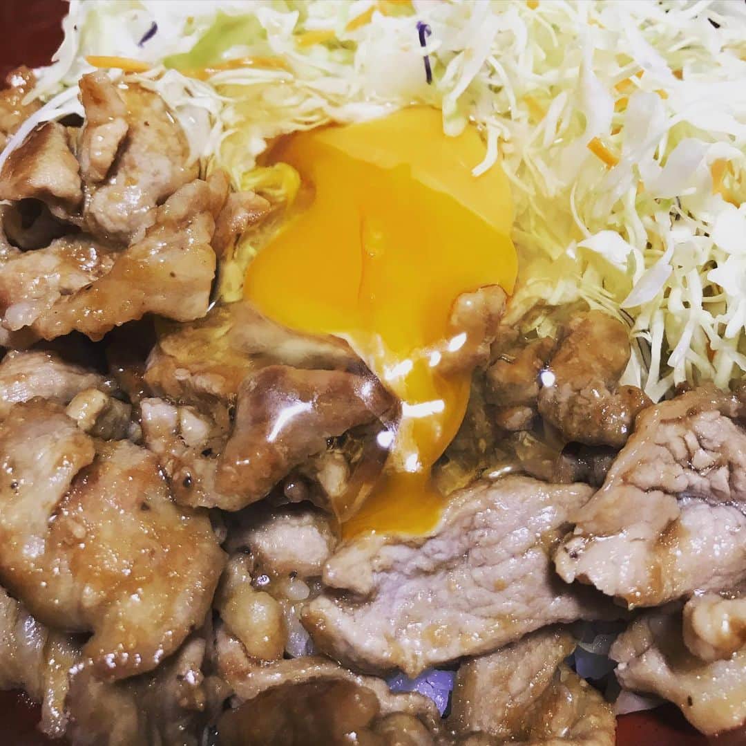 はつだのインスタグラム：「本日の夕食 #自家製スタミナ丼 #はつだ #はっちゃんねる #はつ旦那飯 #合わせ調味料は嫁 #調理はわたくし #生卵落としてハネた #七味も抜群に合う #ニンニク効いてて最高 #動画は撮っていません #さあ今から再び編集だ」