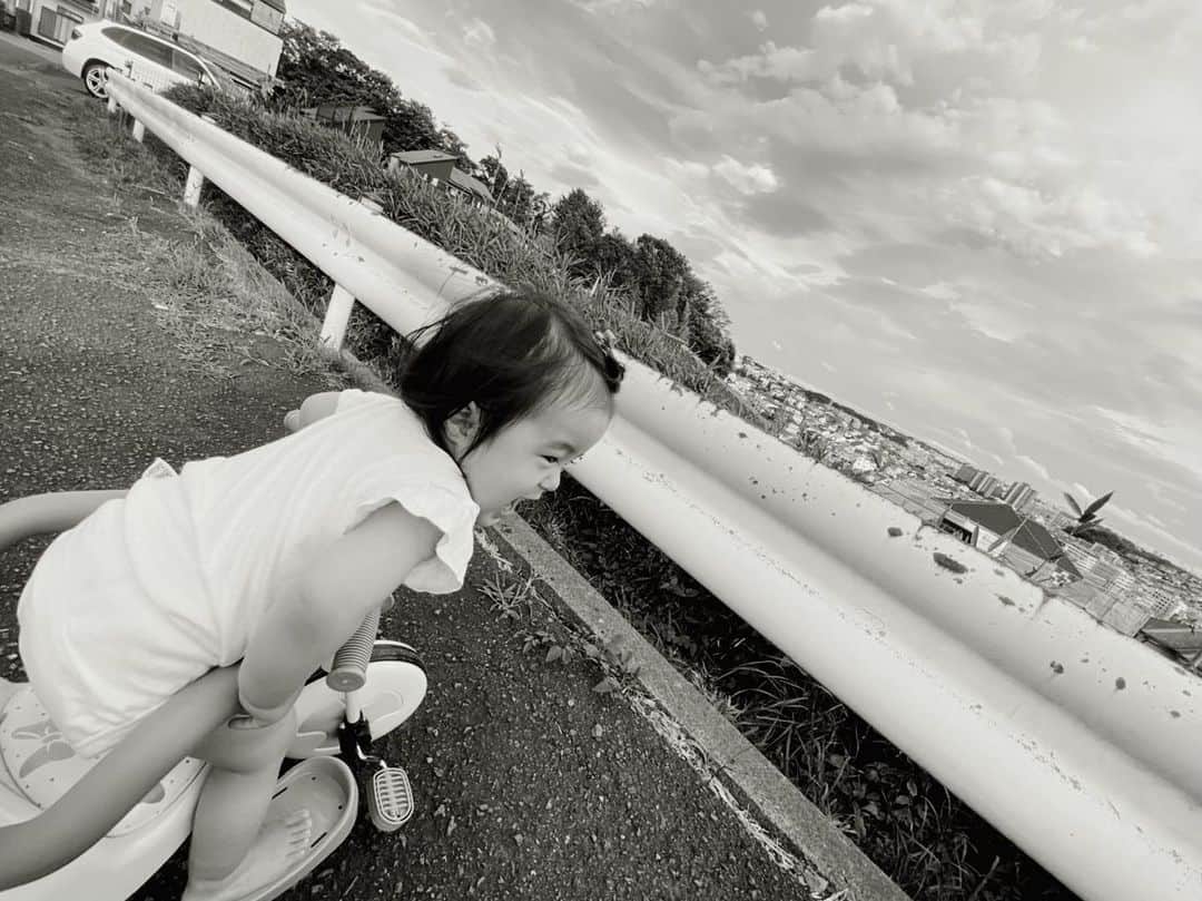 しほの涼のインスタグラム：「0歳、最後の1日。 沢山ご飯を食べて、沢山笑って、 初めてスイカを🍉食べた普通の1日。  この子を寝かしつけたら、明日には1歳の娘になる。 当たり前だけど、産まれてから1年大変だった。 娘も世界に出て1年、沢山頑張ったね。 親としても首も座らない赤ちゃんを、三輪車に乗って遊べる子供にまで育てた。 お互い1年間お疲れ様、どんな1年よりも沢山笑って、沢山悩んで、沢山泣いた。 でも死ぬ前に戻りたいと思う１年は、この365日だと思う。 1年間新米パパとママに育てさせてくれてありがとう。明日からもよろしくね😌  #0歳最後の日#0歳児保育 #家族の時間 #家族の素晴らしさ#大切な家族#令和元年ベビー #令和元年生まれ #令和元年7月生まれ #生後11ヶ月 #生後11ヶ月女の子」