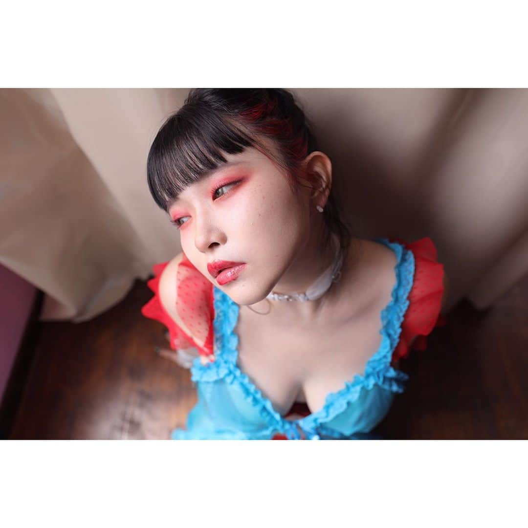 なつかさんのインスタグラム写真 - (なつかInstagram)「🦋 il Felino. × Natsuka 🦋 . . 待望の@ilfelino_lingerie との コラボランジェリーが発売されました。 昨年から打ち合わせを重ね やっとお披露目することができました！ . "アンバランスな自分を肯定する"という メッセージが込められている左右非対称の刺繍。 社会に立ち向かう女性に"蝶々のような美しく強い羽を与えたい"そんな肩のデザインも イルフェリーノさんと丁寧にお話をして出来あがりました。 . 自分を好きでいることは 最も強く美しく、そして優しい。 . このランジェリーを纏う全ての女性に幸あれ。 私たちは戦士だ。 . . ⚡️ご予約受付期間 7.3(fri)〜7.6(mon)24:00 @ilfelino_lingerie 公式オンラインストアにて ご予約を受付致します。 (※8月中旬のお届けとなります。) . . 💚Bra&Panty set ・Neon green×Black ・Red×White ※Size:2 or 2-D . . 💚Mesh Choker ・Black ・White . . 💚Frill Glove ・Black ・White . . ※サイズ感や詳細は @ilfelino_lingerie 公式通販サイトや IG TVをご覧下さい🧚🏻‍♀️ . . #ilfelinolingerie#ilfelino #collaboration」7月8日 20時07分 - natsucaos2