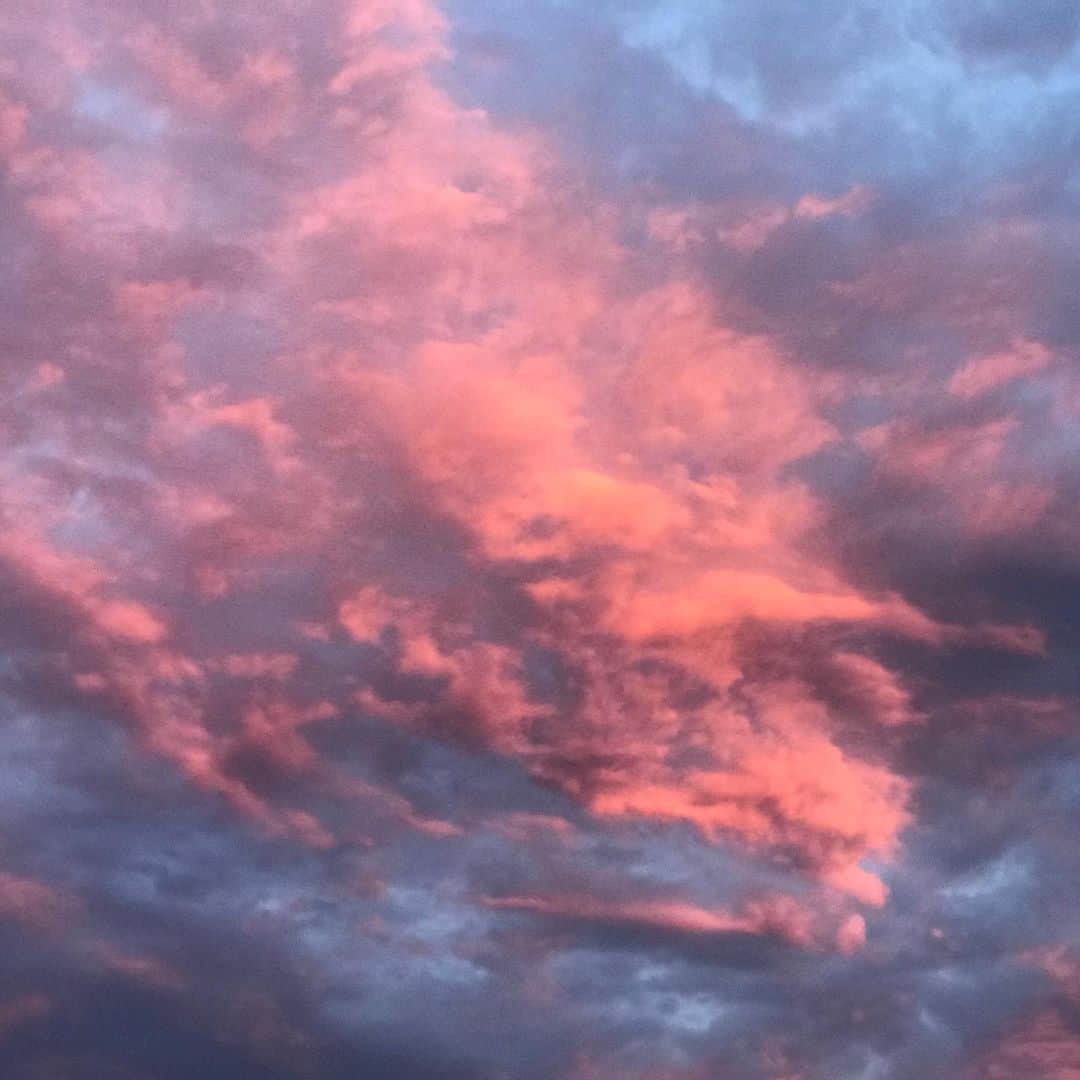 前野えまさんのインスタグラム写真 - (前野えまInstagram)「今日も楽しい1日でした☁️ ・ ・ #今日の空 #夕焼け #空 #夕焼け空  #今日も楽しかった #前野えま   #todayssky #sunset #sunset_pics #sunsetphotography #sunsetlovers #sunsetgram」7月8日 20時07分 - maeno_ema