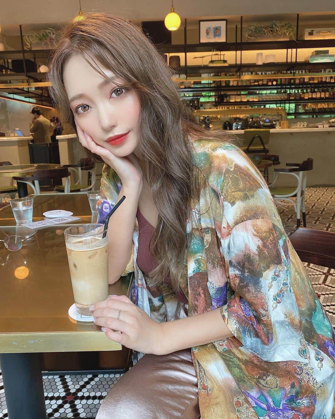 のインスタグラム：「. この前行った名駅のカフェ☕️ 内装もオシャレやし中庭あって 素敵空間やったー✨✨ カフェできたけど ランチやディナーでも来たい🥰 名古屋のゲートタワー上の @the_gatehouse です🍽 . 着てるシャツはビンテージなんや😉 古着屋さんに行って見つけるの好きで 昨日のストーリーの服もなの🤔 一点物が多いから参考にならんかもやけど😭 . ちなみに、1枚目と2枚目 どっちを先頭にするか迷ったんやけど。。 どっちかって言ったら みんなはどっちがいいと思う？😳🧡💦 . #名古屋 #名古屋カフェ #ゲートタワー #カフェ #名駅カフェ #コーデ #ランチ #シャツコーデ #古着コーデ #古着女子  #nagoya #nagoyacafe #cafe #lunch #code #coordinate #vintage」
