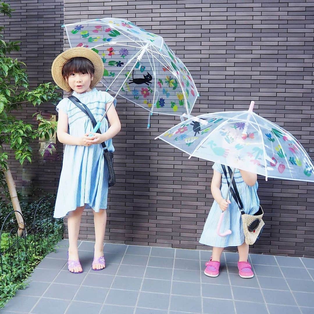 Kuboi Ayumiさんのインスタグラム写真 - (Kuboi AyumiInstagram)「飛ばされる〜！！！！  毎日雨で風も強くて…。﻿ まだ長女は小学校のひとり登下校に慣れていなくて、歩道橋で飛ばされそうになったこともあり﻿ 毎日お迎えに。﻿ ﻿ ﻿ 娘たちが持っている傘はお気に入りのニョッコ(@gnocco_jp)の傘。﻿ かわいいだけでなく、丈夫で風にも強いので、リピートしています。﻿ 傘をさしていてもまわりがしっかり見えるのであえてクリアベースの傘を選ぶことが多いです。﻿ ﻿ 大人サイズもあるので、姉妹リンクだけでなく親子リンクコーデもできちゃいますよ。﻿ ﻿ 最近なんでもお揃いでないとケンカになるので、今回はお揃い。﻿ 猫ちゃんの肉球がついているかわいい取っ手の部分だけ、ブルーとピンクでちょっとだけ違うものを。﻿ ﻿ ﻿ 12日までの期間限定ですが20％オフで商品がゲットできるので﻿ 気になる方はチェックしてみてくださいね。﻿ ﻿ ﻿ ﻿ #女の子ママ #親バカ部 #gnocco #ニョッコ #傘 #umbrella #リンクコーデ #ねこすたぐらむ﻿ #小学生ママ #rainyday #ねこすきさんと繋がりたい #猫好きさんと繋がりたい #梅雨 #こどものいる暮らし」7月8日 20時19分 - himekagami